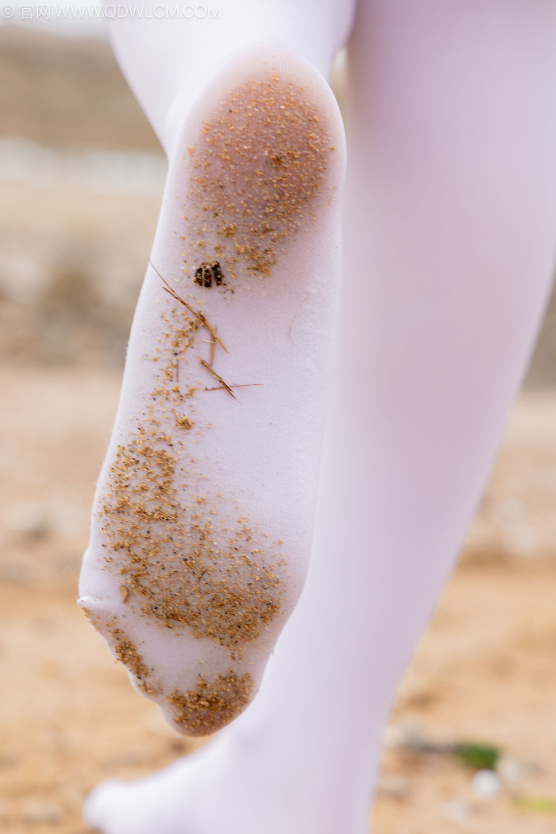 物恋传媒 No.2242 闪闪 -板鞋、厚白丝、户外草地公园沙滩脱鞋丝袜走路剧情/(155P)