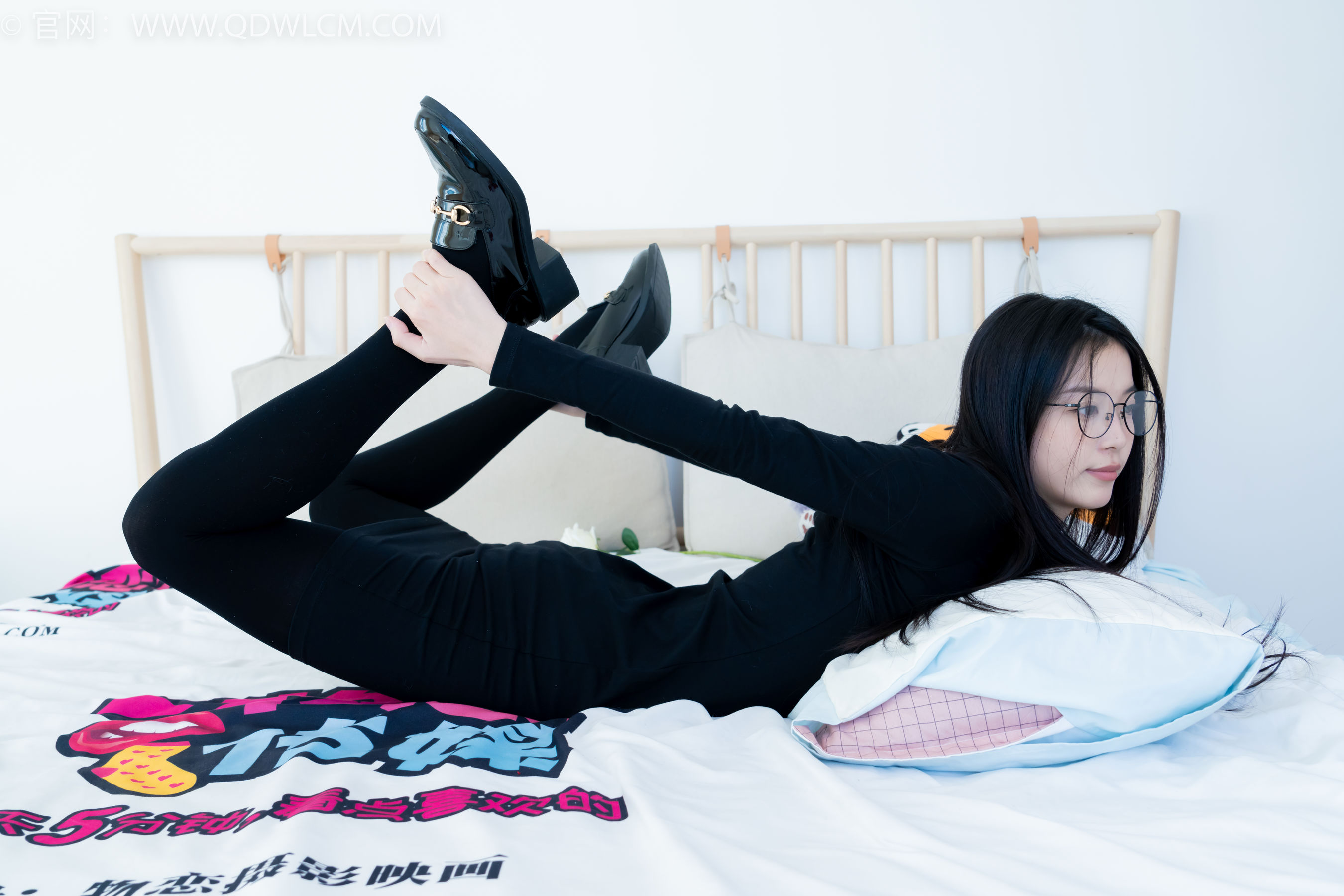 物恋传媒 No.2256 茯苓 -平底鞋、厚肉丝、厚黑丝、皮筋绑脚和挠脚心剧情/(220P)