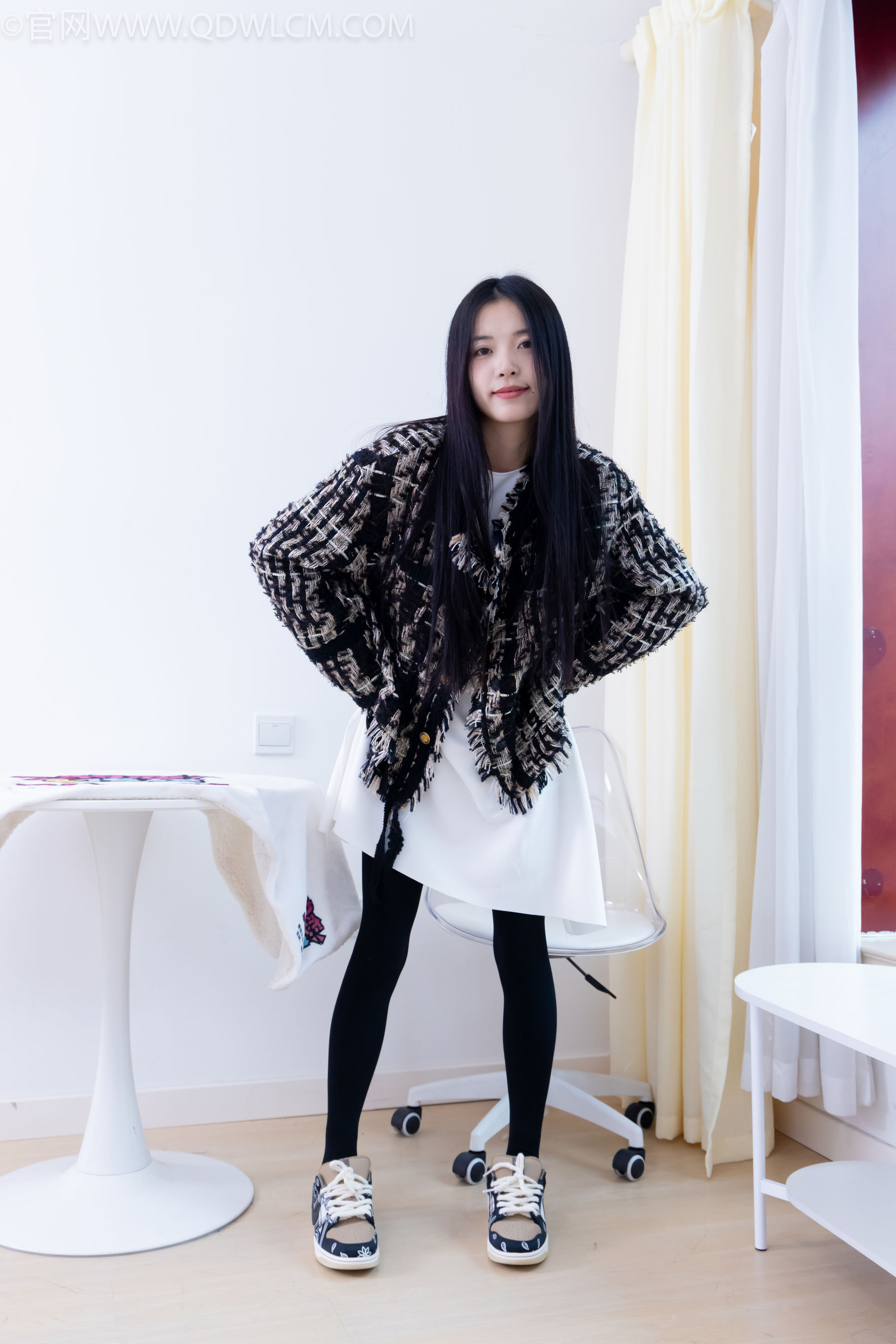 物恋传媒 No.2260 茯苓 -板鞋、黑色踩脚裤、白棉袜/(156P)