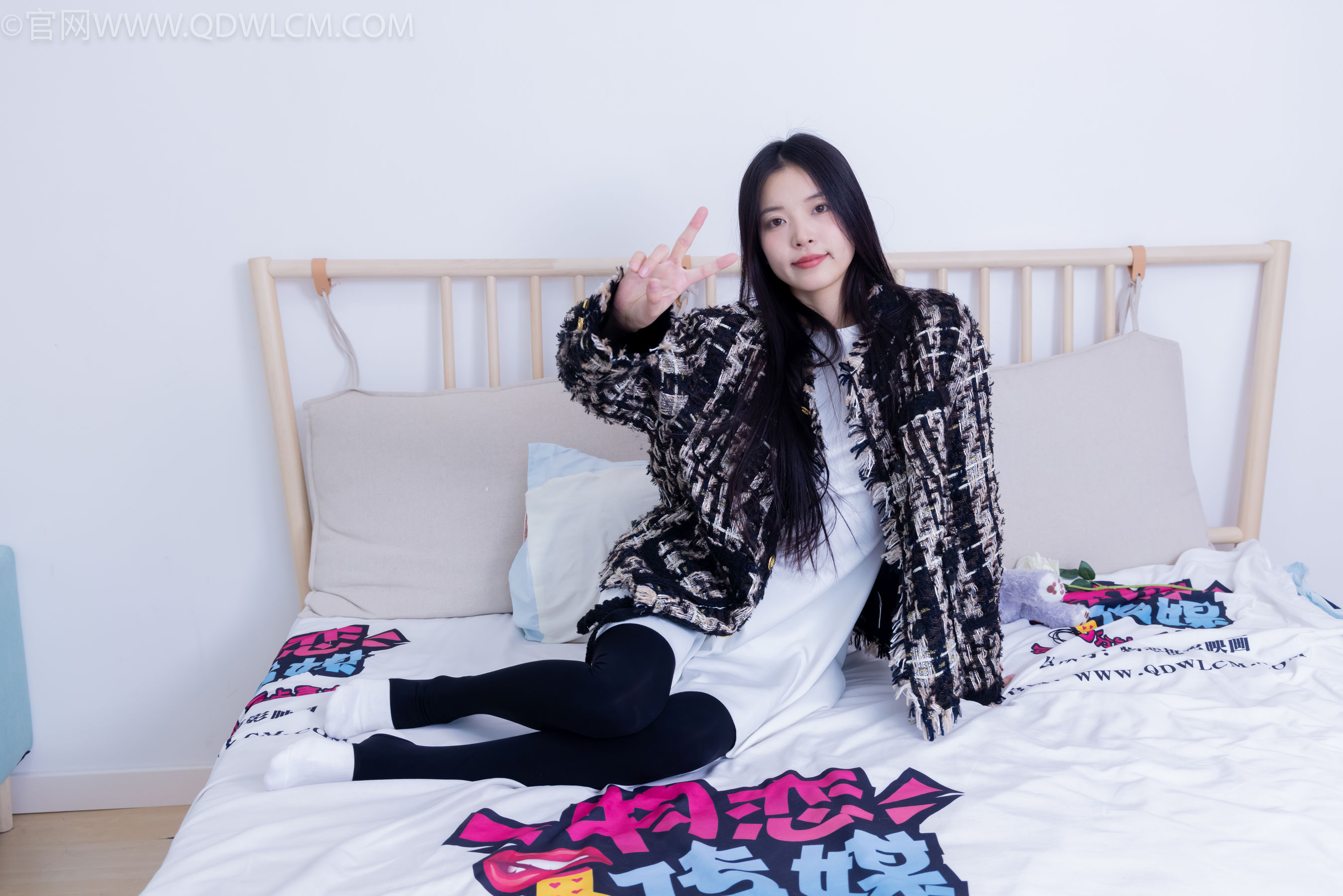 物恋传媒 No.2260 茯苓 -板鞋、黑色踩脚裤、白棉袜/(156P)