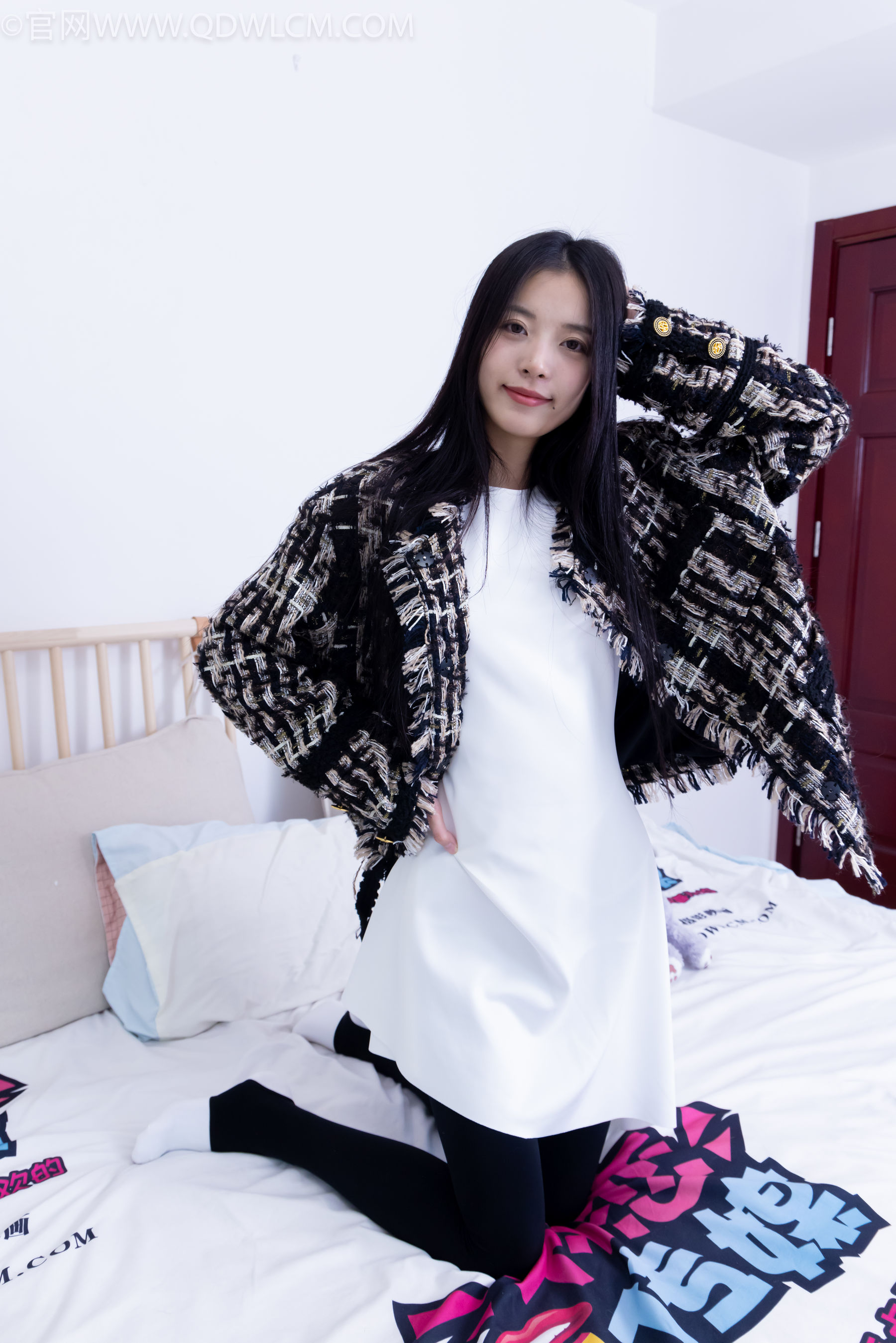 物恋传媒 No.2260 茯苓 -板鞋、黑色踩脚裤、白棉袜/(156P)