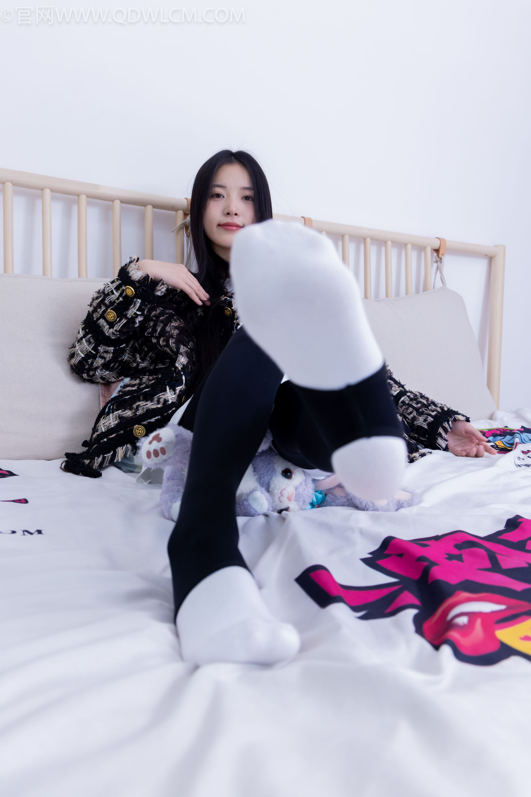 物恋传媒 No.2260 茯苓 -板鞋、黑色踩脚裤、白棉袜/(156P)