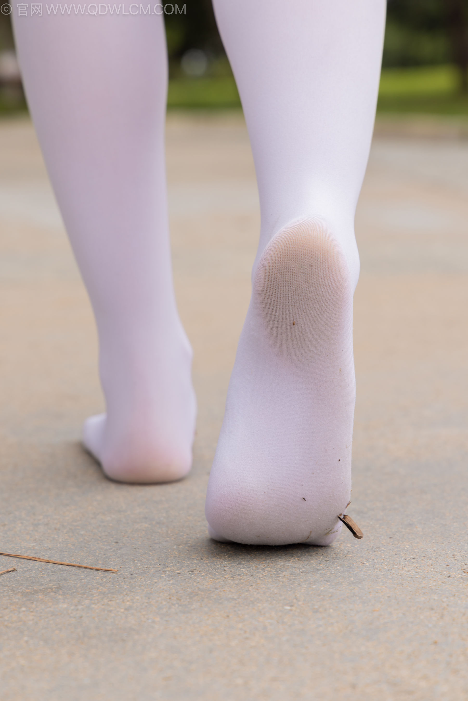 物恋传媒 No.2242 闪闪 -板鞋、厚白丝、户外草地公园沙滩脱鞋丝袜走路剧情/(155P)