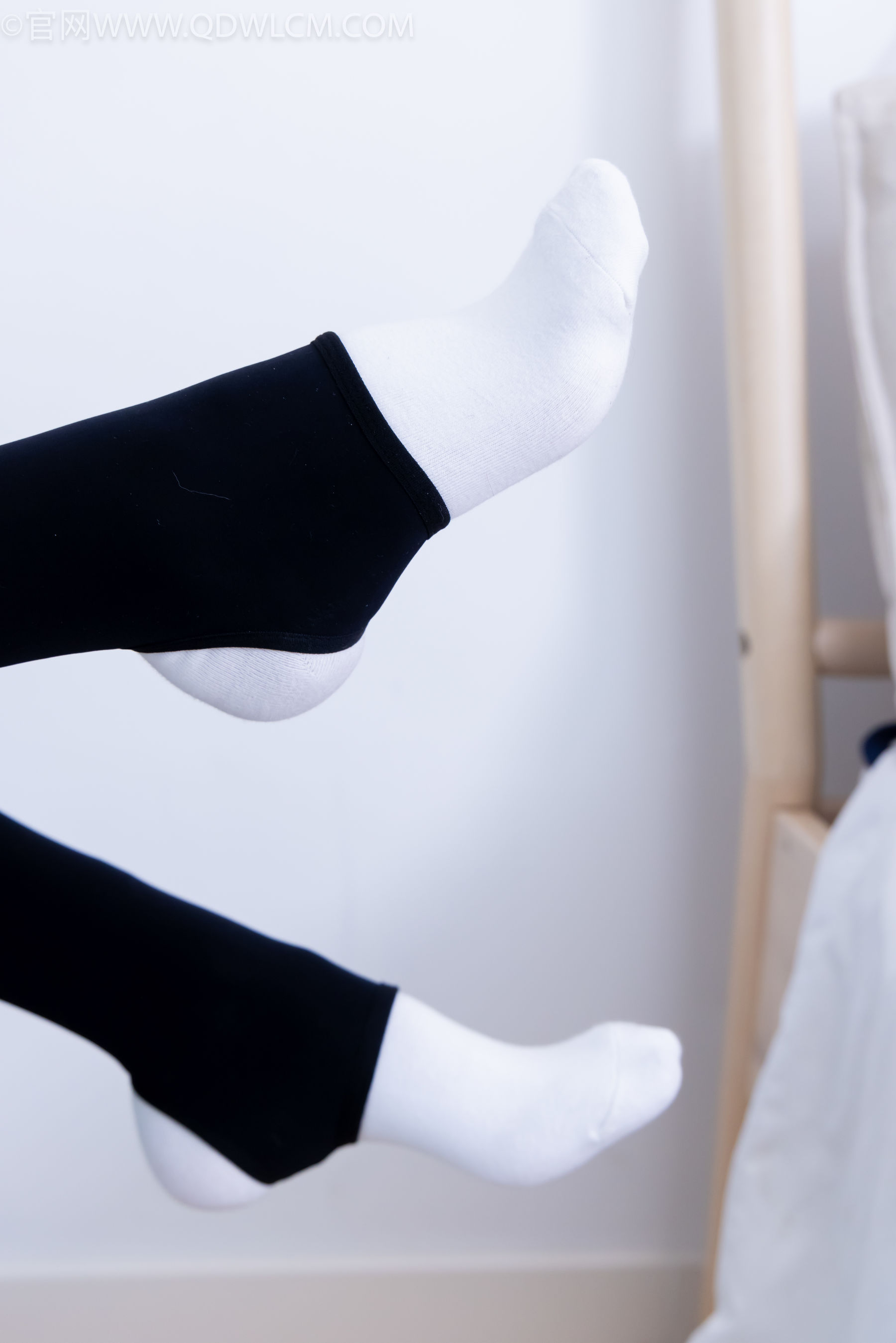 物恋传媒 No.2260 茯苓 -板鞋、黑色踩脚裤、白棉袜/(156P)