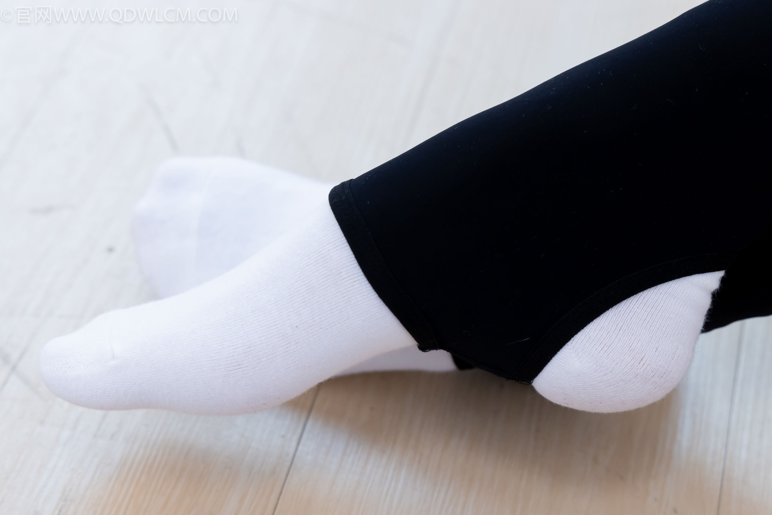 物恋传媒 No.2260 茯苓 -板鞋、黑色踩脚裤、白棉袜/(156P)