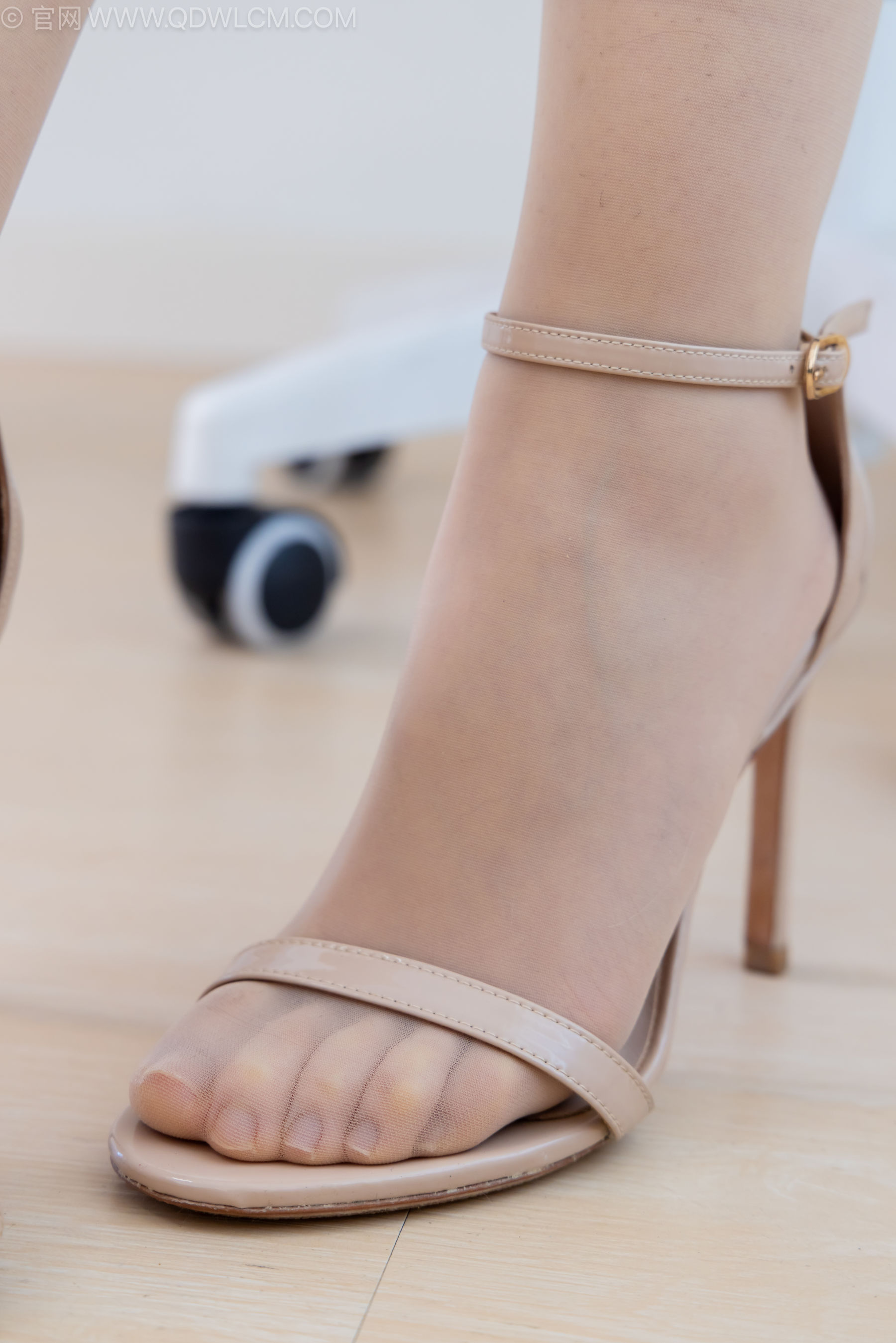 物恋传媒 No.2240 嘟嘟 -三双高跟鞋、薄肉丝、裸足、视频以超近景特写为主/(155P)