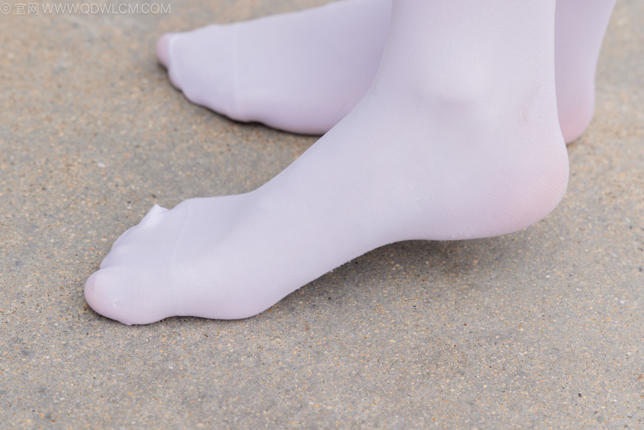 物恋传媒 No.2242 闪闪 -板鞋、厚白丝、户外草地公园沙滩脱鞋丝袜走路剧情/(155P)