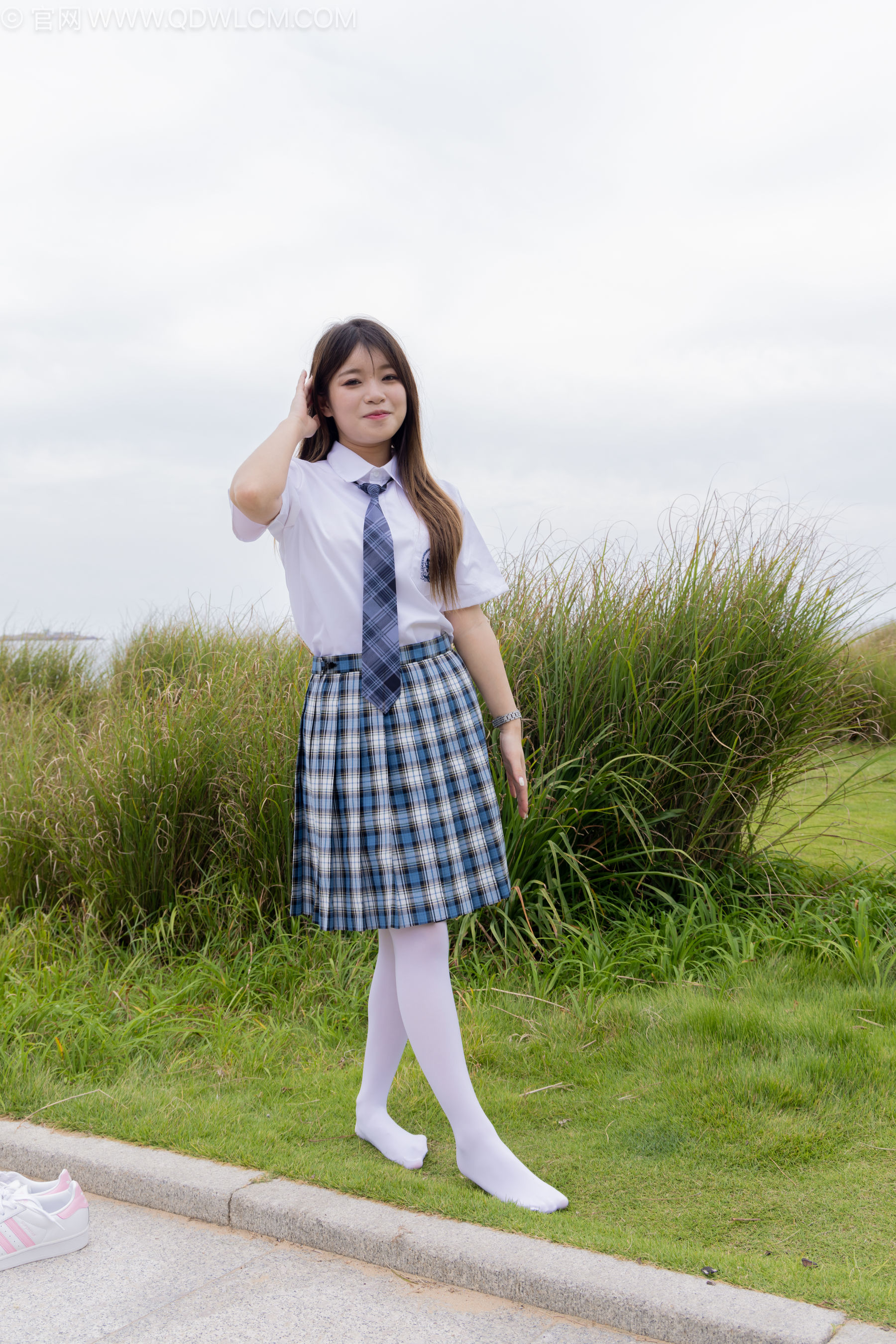 物恋传媒 No.2242 闪闪 -板鞋、厚白丝、户外草地公园沙滩脱鞋丝袜走路剧情/(155P)