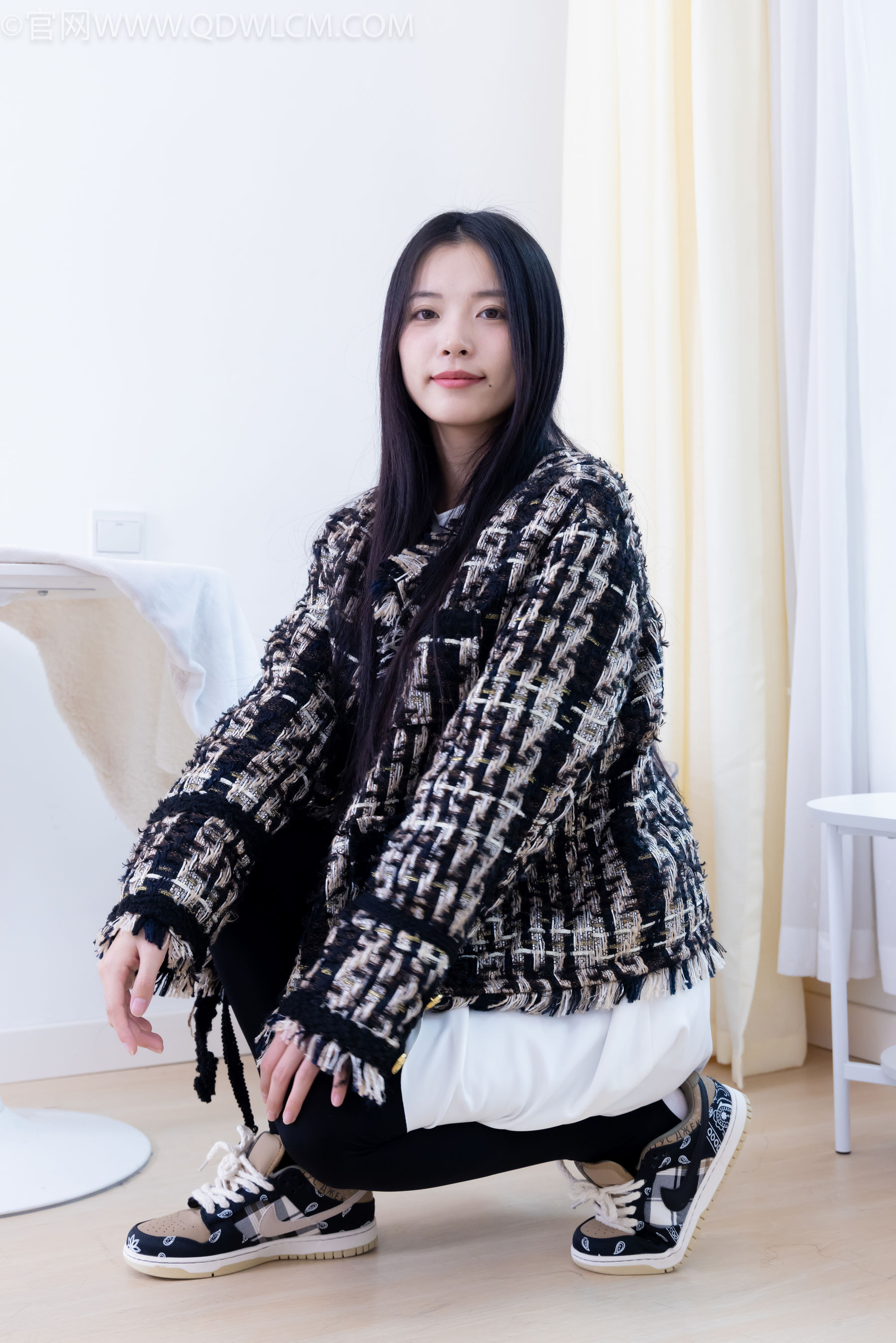 物恋传媒 No.2260 茯苓 -板鞋、黑色踩脚裤、白棉袜/(156P)