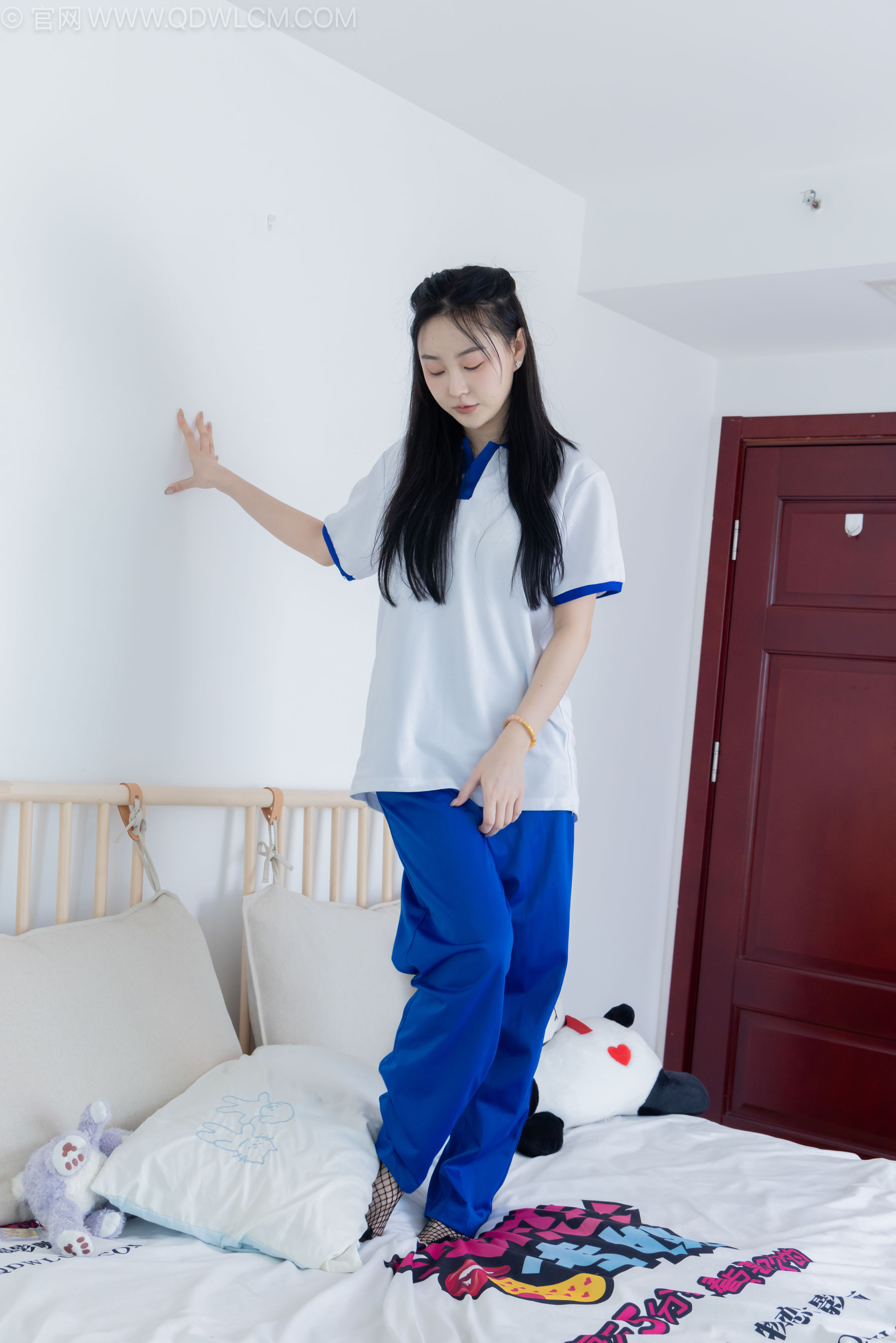 物恋传媒 No.2241 美兔 -板鞋、黑网袜、校服裤里丝/(155P)