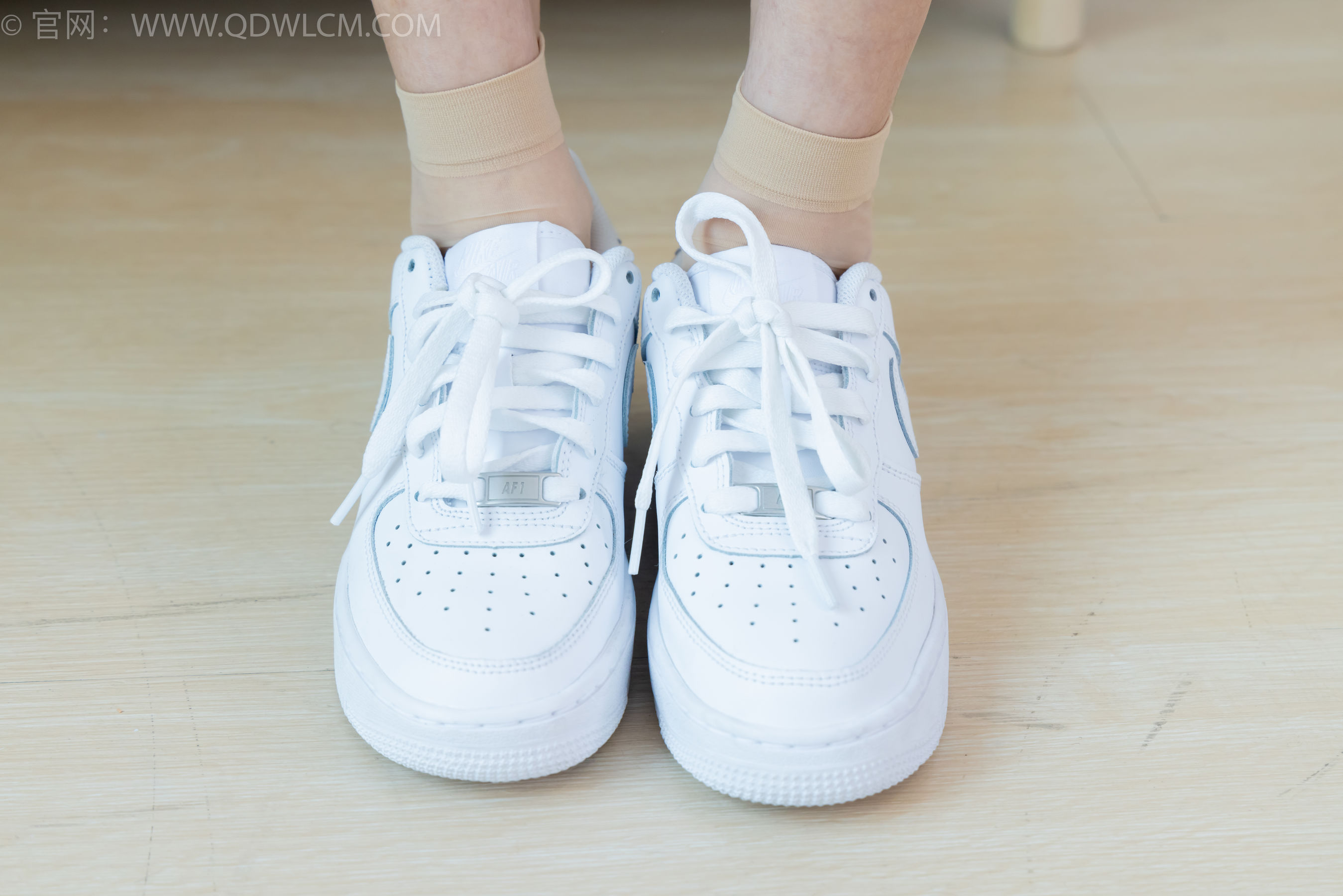 物恋传媒 No.2245 茯苓 -板鞋、短款薄肉丝、裸足/(190P)