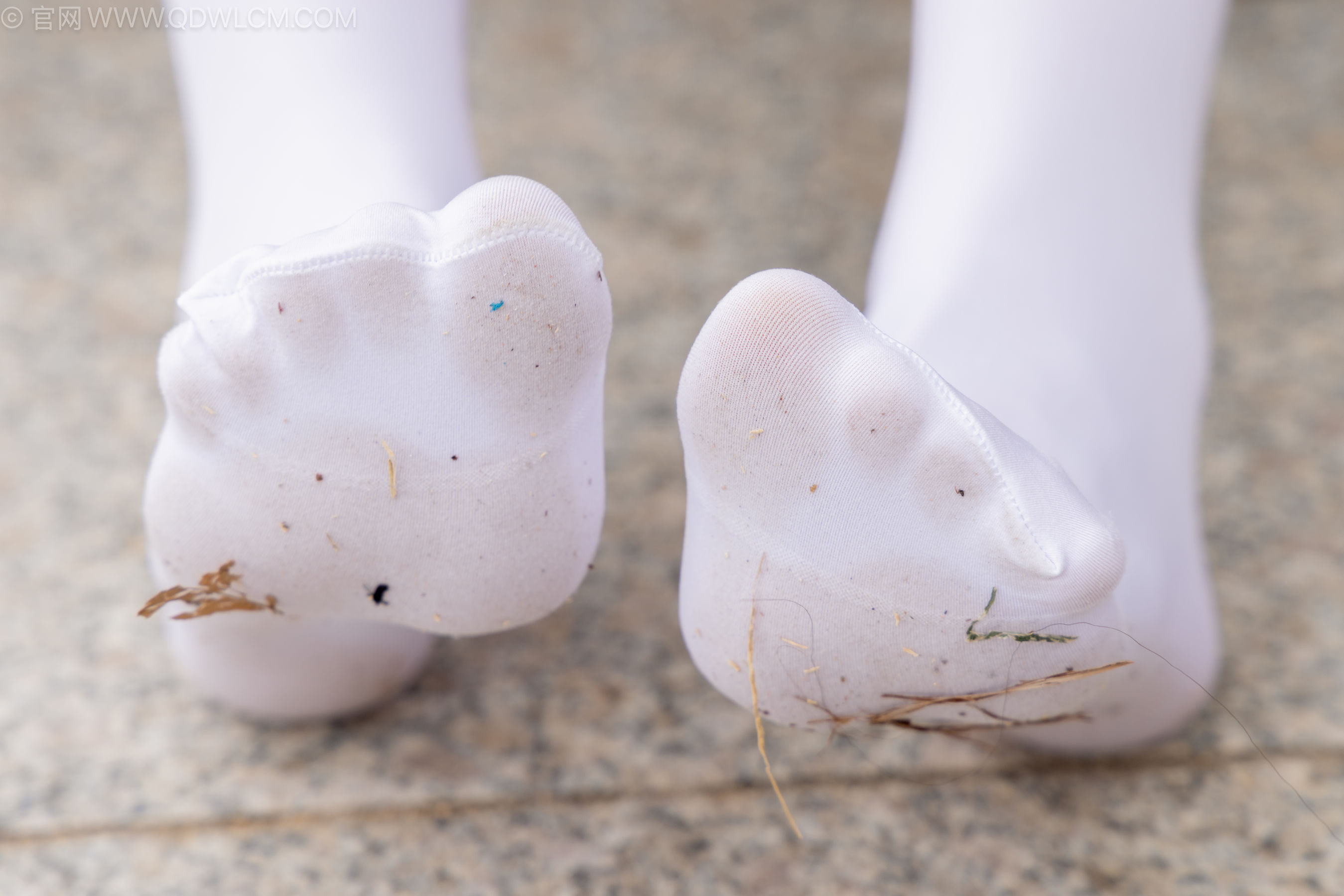 物恋传媒 No.2242 闪闪 -板鞋、厚白丝、户外草地公园沙滩脱鞋丝袜走路剧情/(155P)