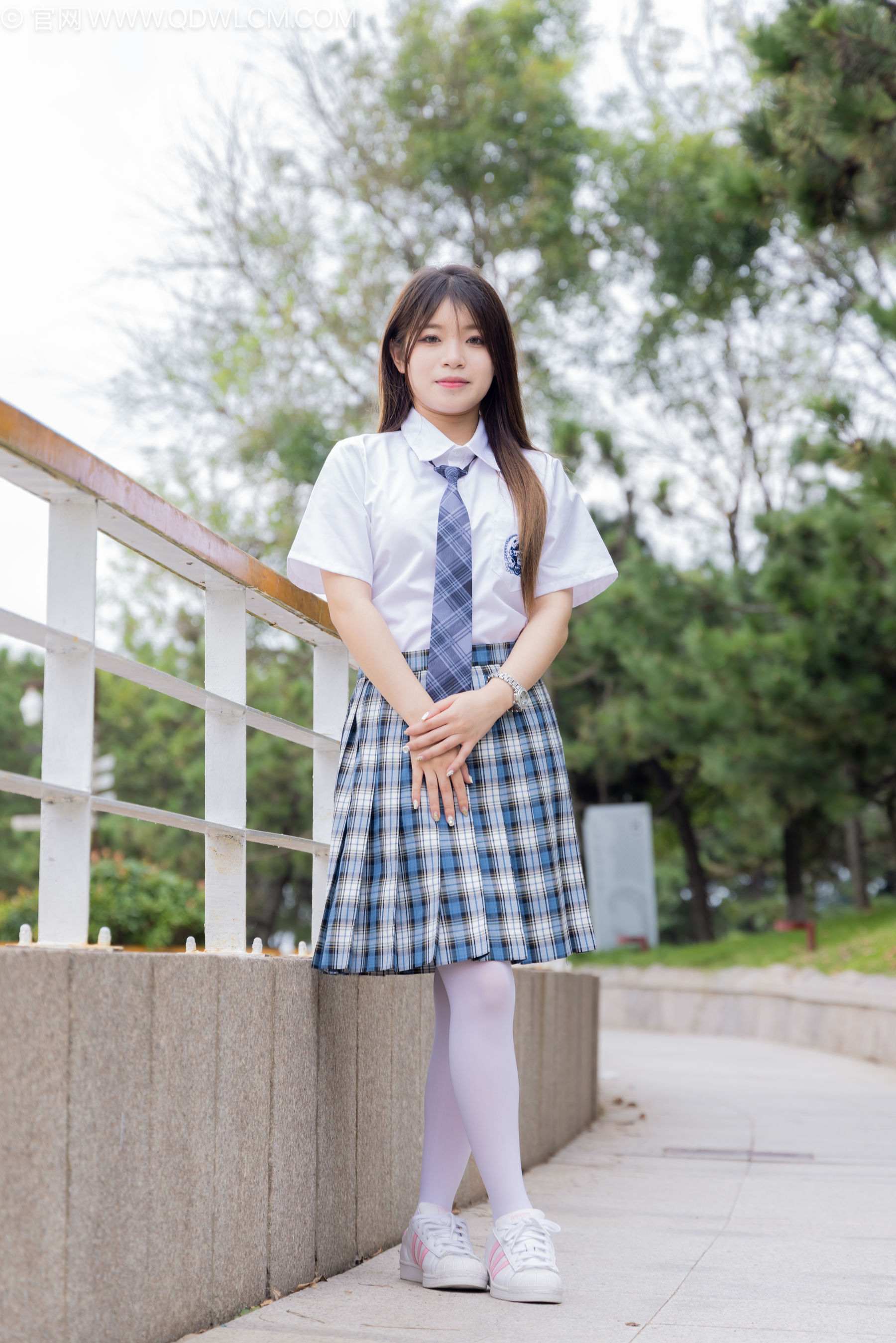 物恋传媒 No.2242 闪闪 -板鞋、厚白丝、户外草地公园沙滩脱鞋丝袜走路剧情/(155P)