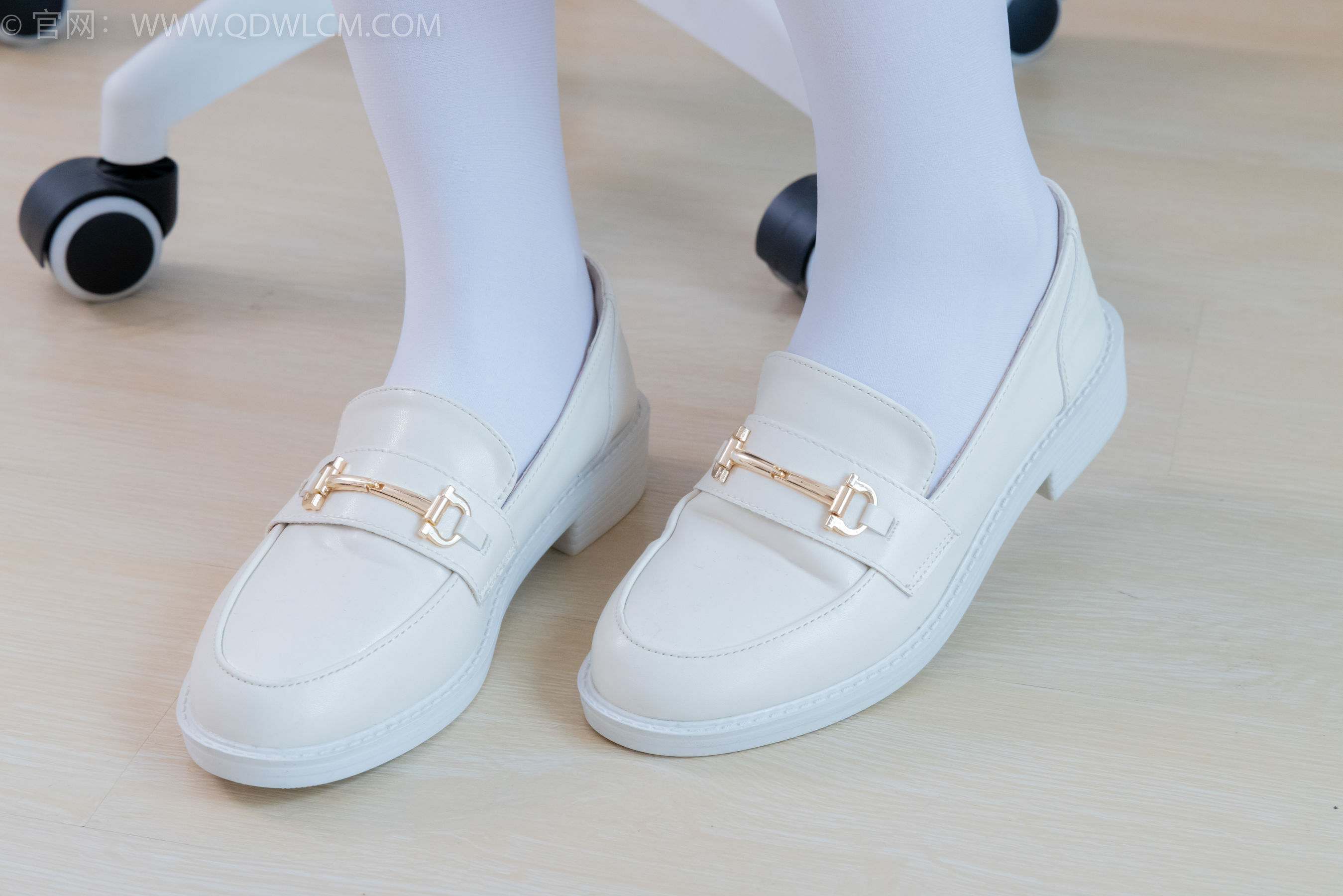 物恋传媒 No.2246 美兔 -皮鞋、厚白丝、皮筋绑脚老头乐挠脚剧情/(150P)