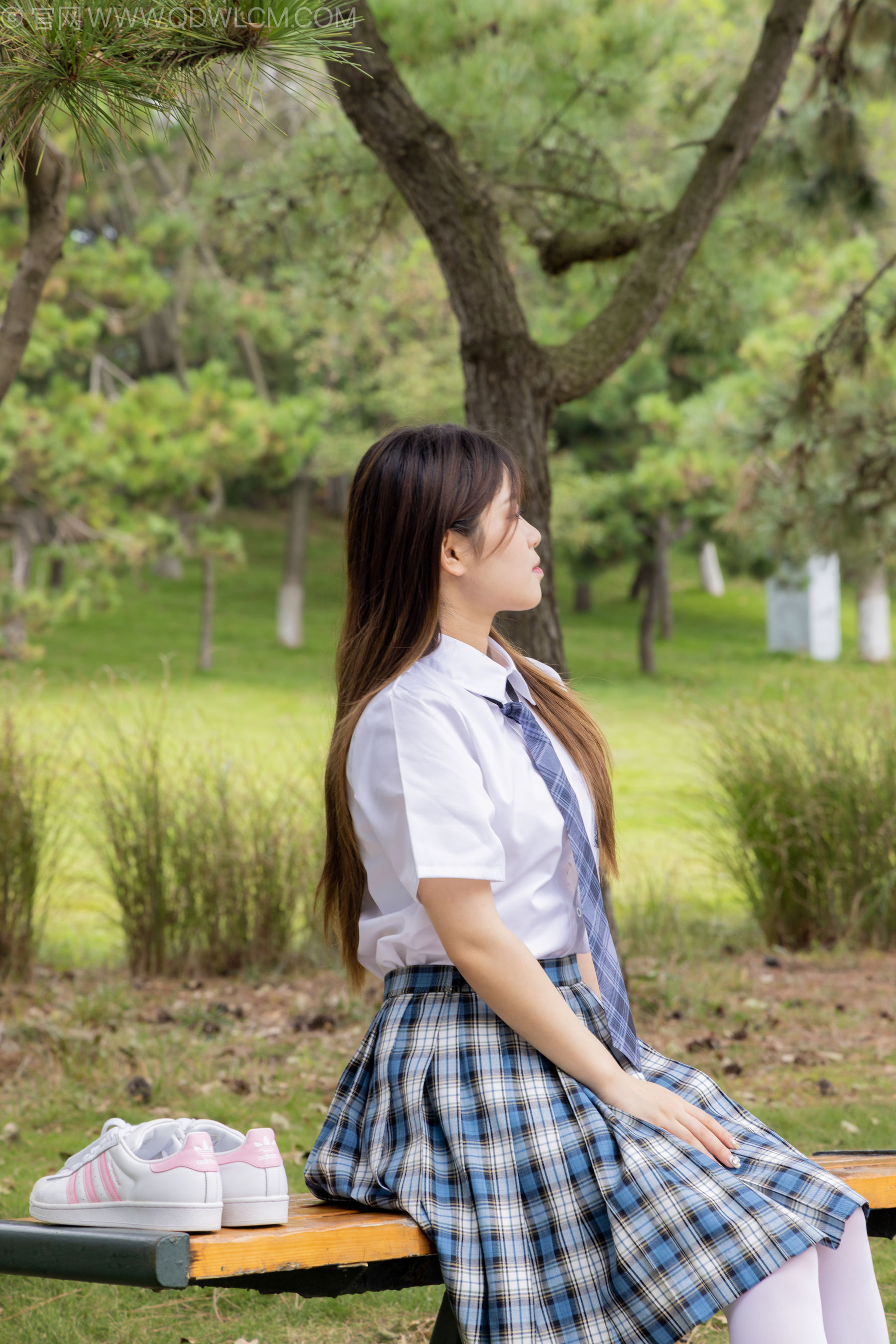 物恋传媒 No.2242 闪闪 -板鞋、厚白丝、户外草地公园沙滩脱鞋丝袜走路剧情/(155P)