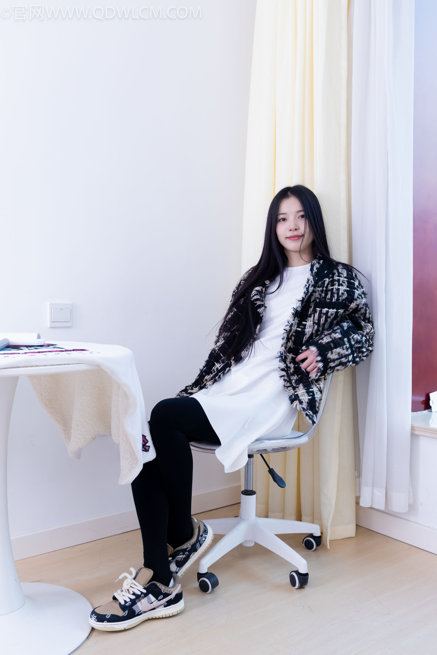 物恋传媒 No.2260 茯苓 -板鞋、黑色踩脚裤、白棉袜/(156P)