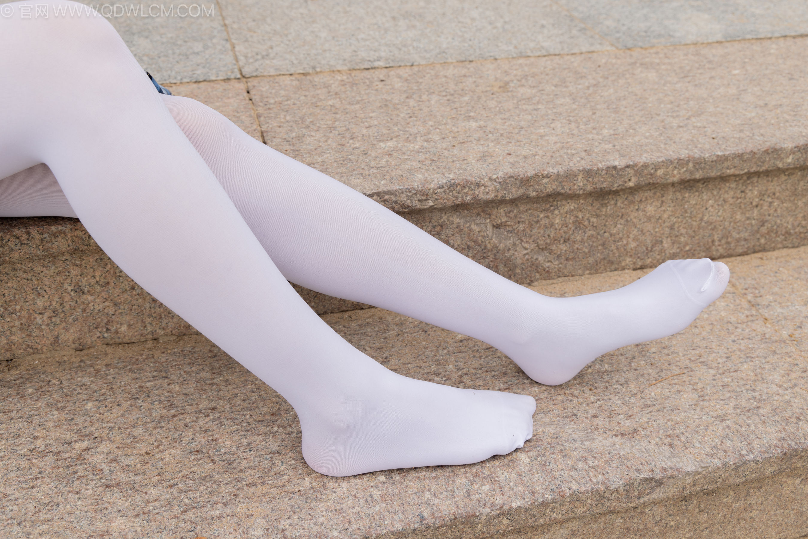 物恋传媒 No.2242 闪闪 -板鞋、厚白丝、户外草地公园沙滩脱鞋丝袜走路剧情/(155P)