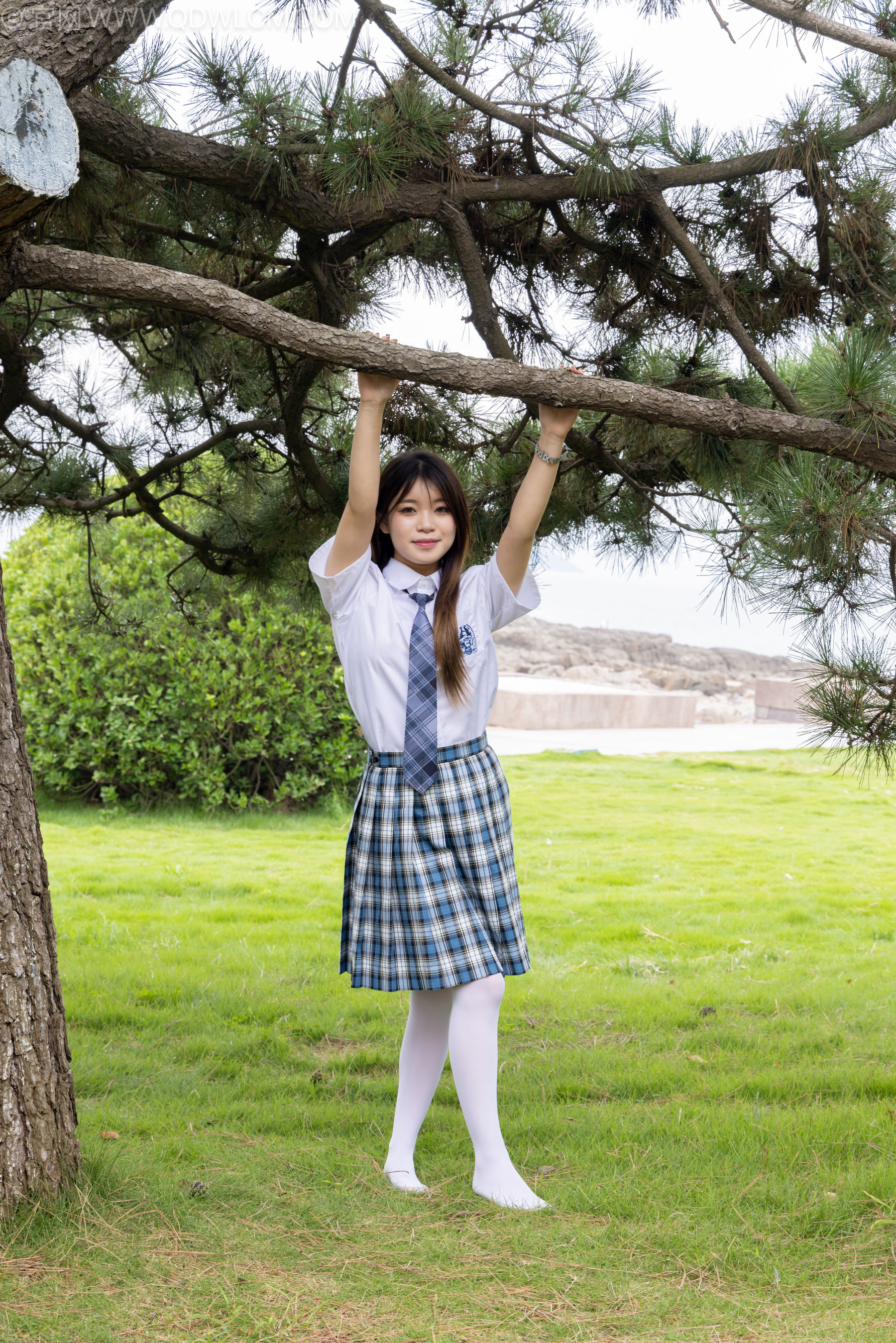 物恋传媒 No.2242 闪闪 -板鞋、厚白丝、户外草地公园沙滩脱鞋丝袜走路剧情/(155P)