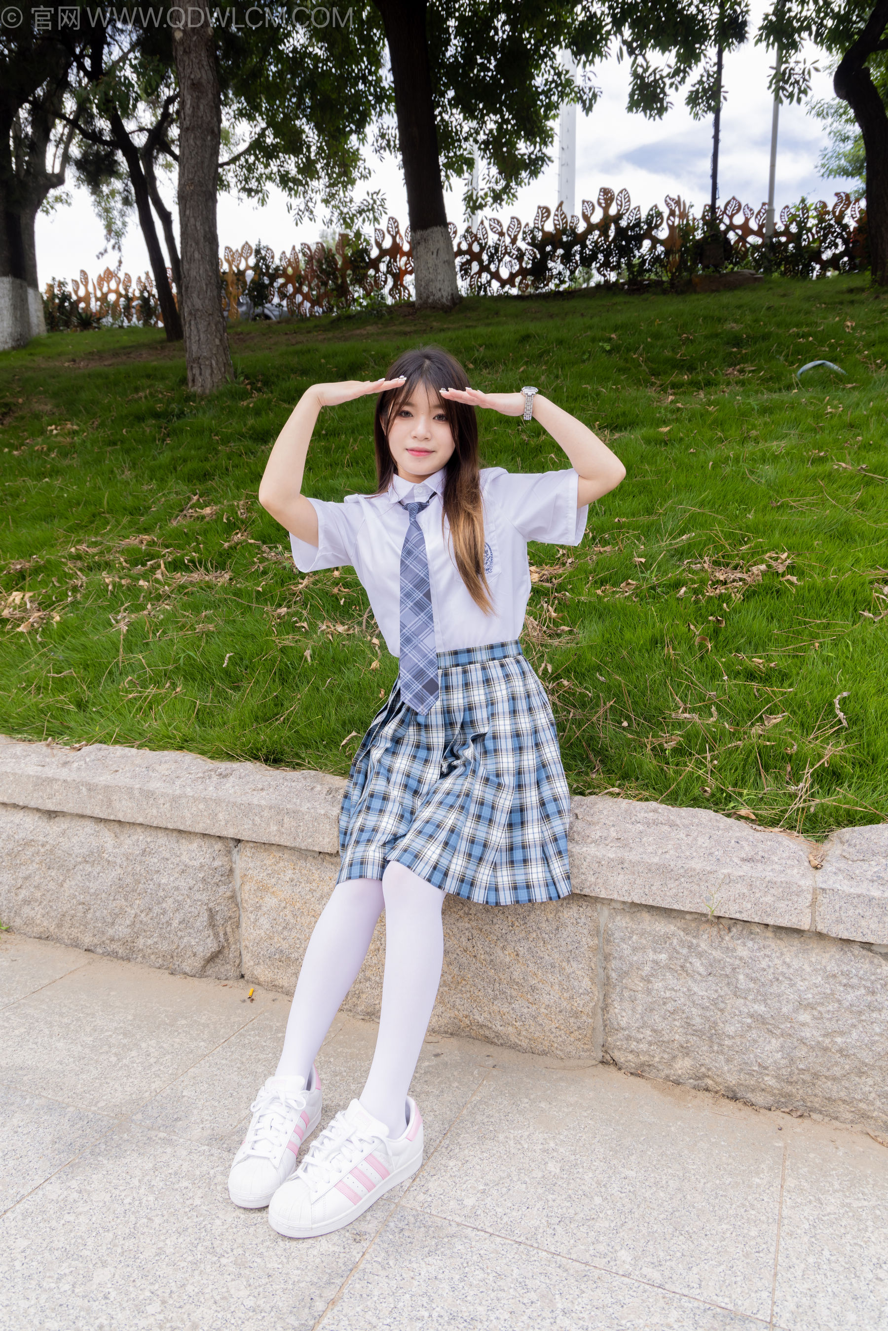 物恋传媒 No.2242 闪闪 -板鞋、厚白丝、户外草地公园沙滩脱鞋丝袜走路剧情/(155P)