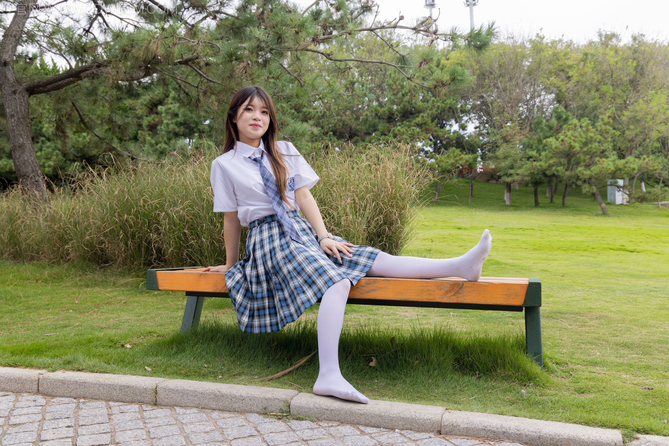 物恋传媒 No.2242 闪闪 -板鞋、厚白丝、户外草地公园沙滩脱鞋丝袜走路剧情/(155P)