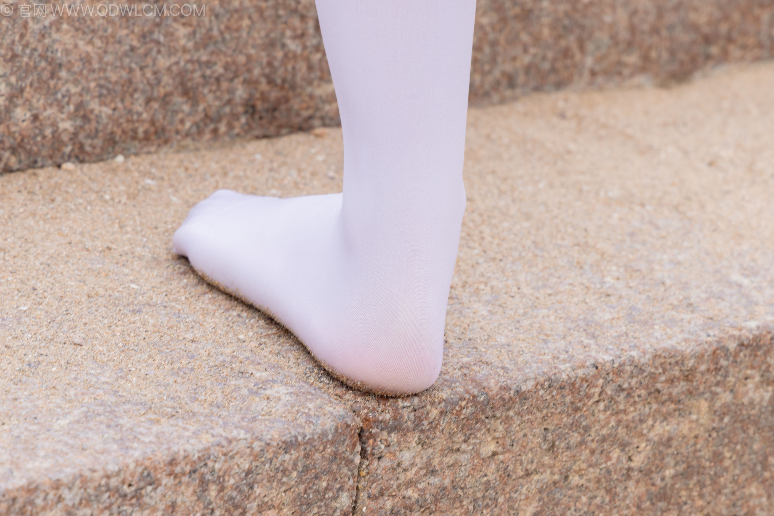 物恋传媒 No.2242 闪闪 -板鞋、厚白丝、户外草地公园沙滩脱鞋丝袜走路剧情/(155P)