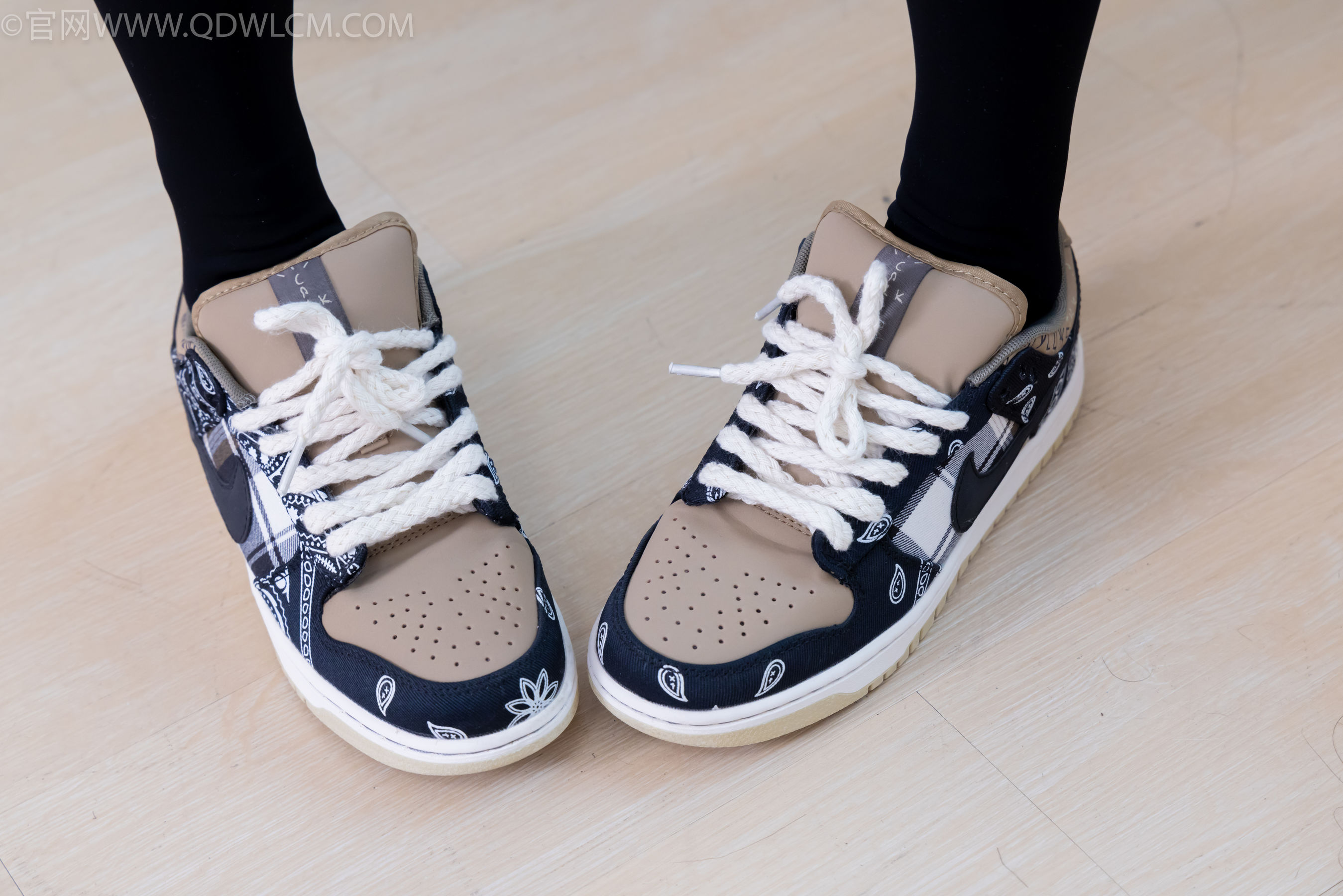 物恋传媒 No.2260 茯苓 -板鞋、黑色踩脚裤、白棉袜/(156P)