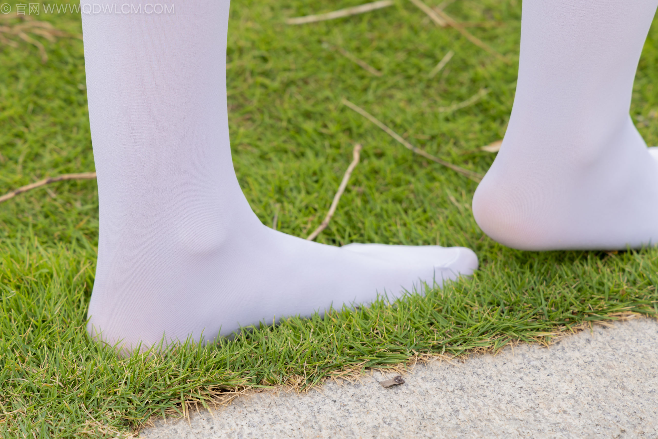 物恋传媒 No.2242 闪闪 -板鞋、厚白丝、户外草地公园沙滩脱鞋丝袜走路剧情/(155P)