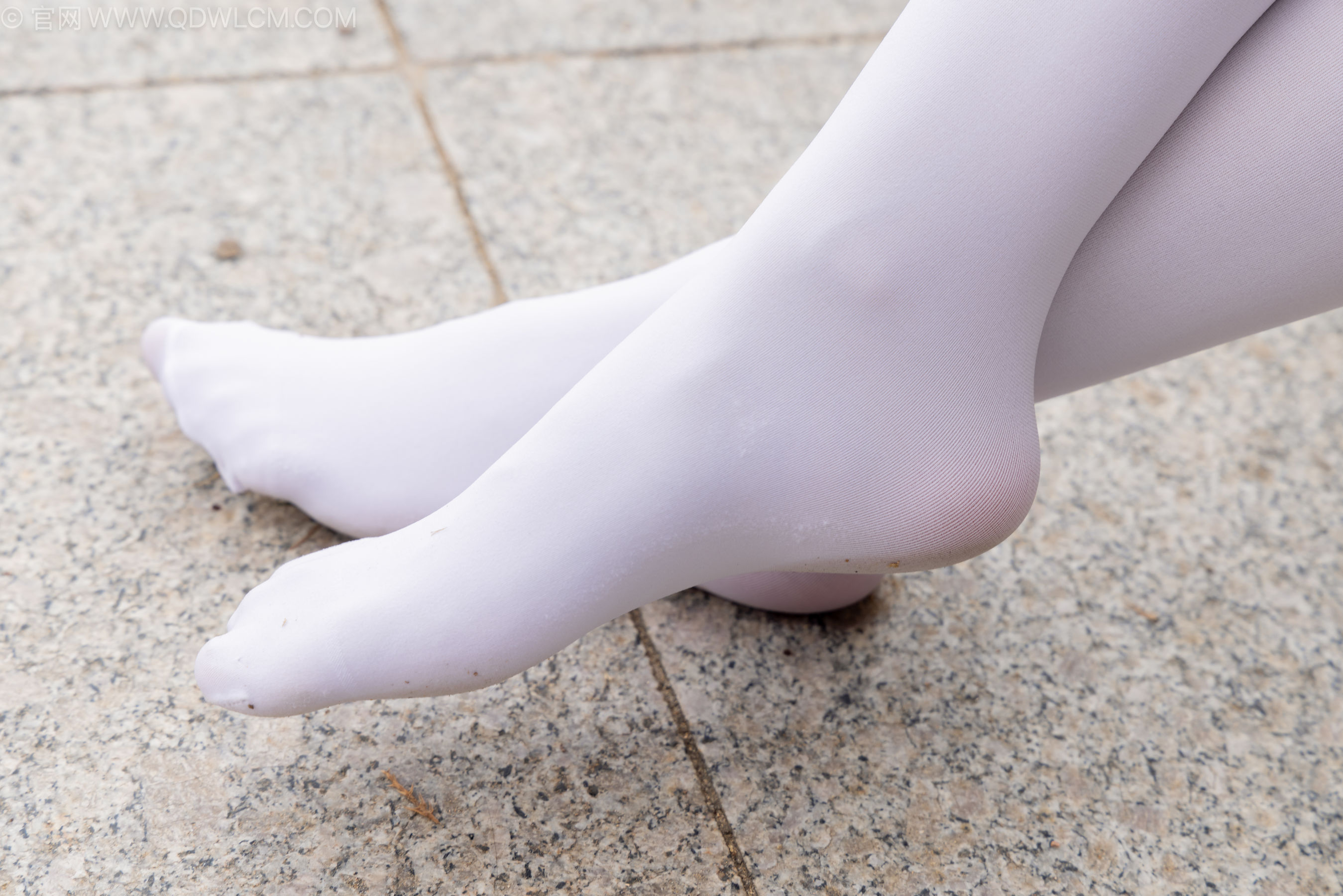 物恋传媒 No.2242 闪闪 -板鞋、厚白丝、户外草地公园沙滩脱鞋丝袜走路剧情/(155P)