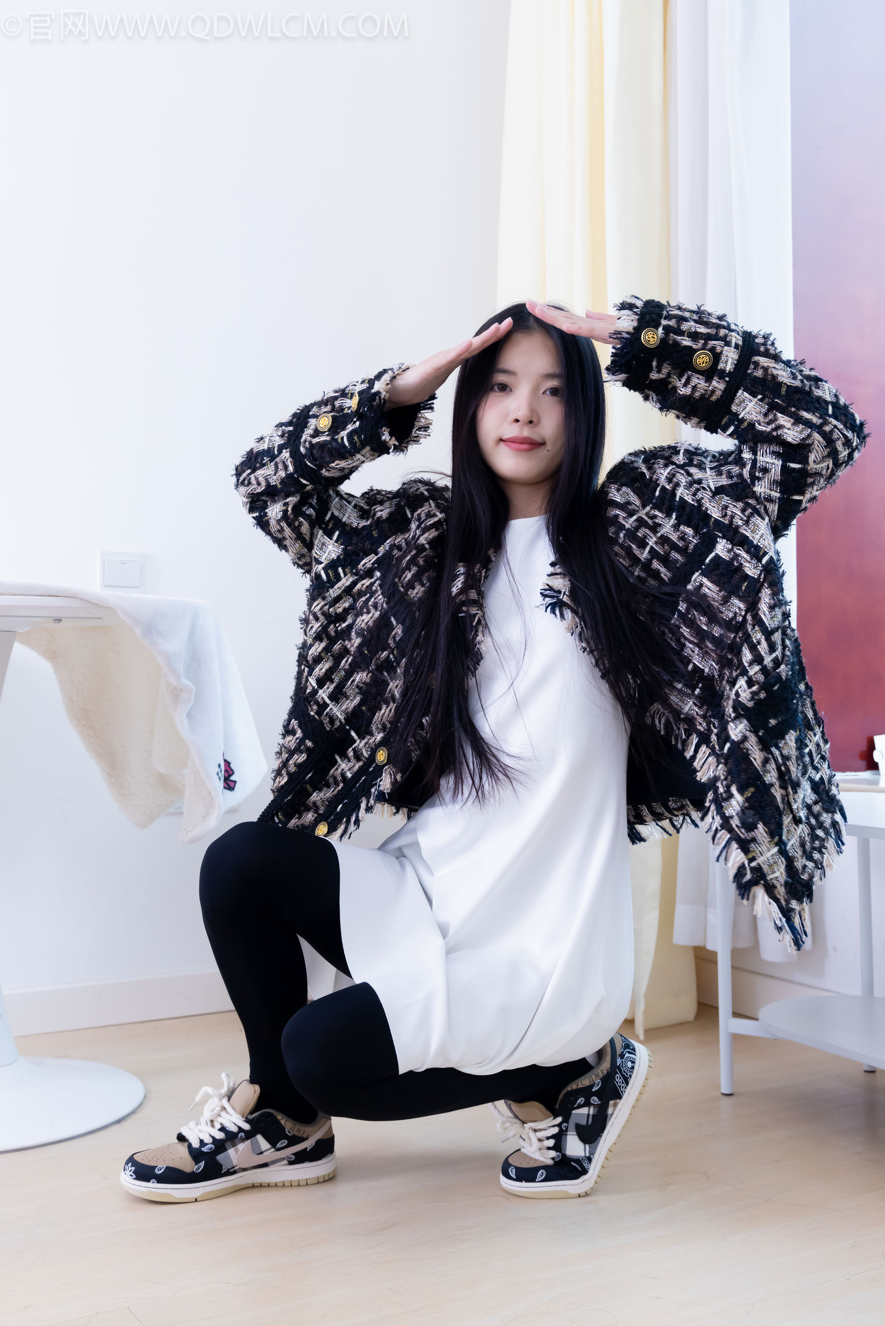 物恋传媒 No.2260 茯苓 -板鞋、黑色踩脚裤、白棉袜/(156P)