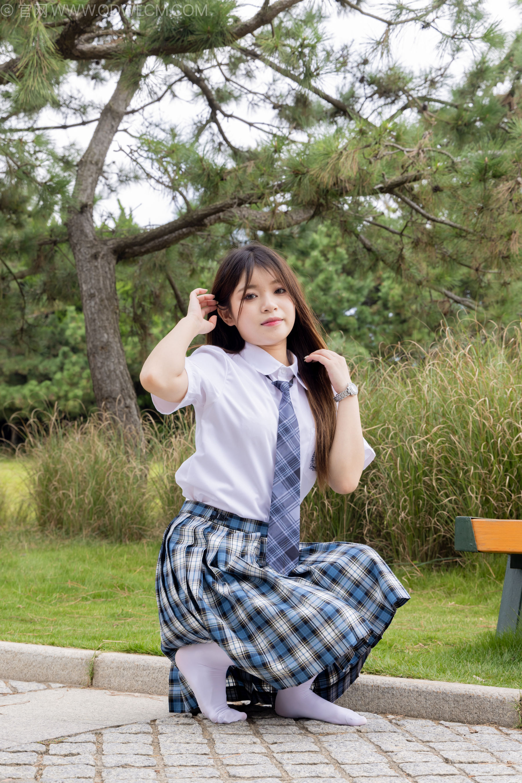 物恋传媒 No.2242 闪闪 -板鞋、厚白丝、户外草地公园沙滩脱鞋丝袜走路剧情/(155P)