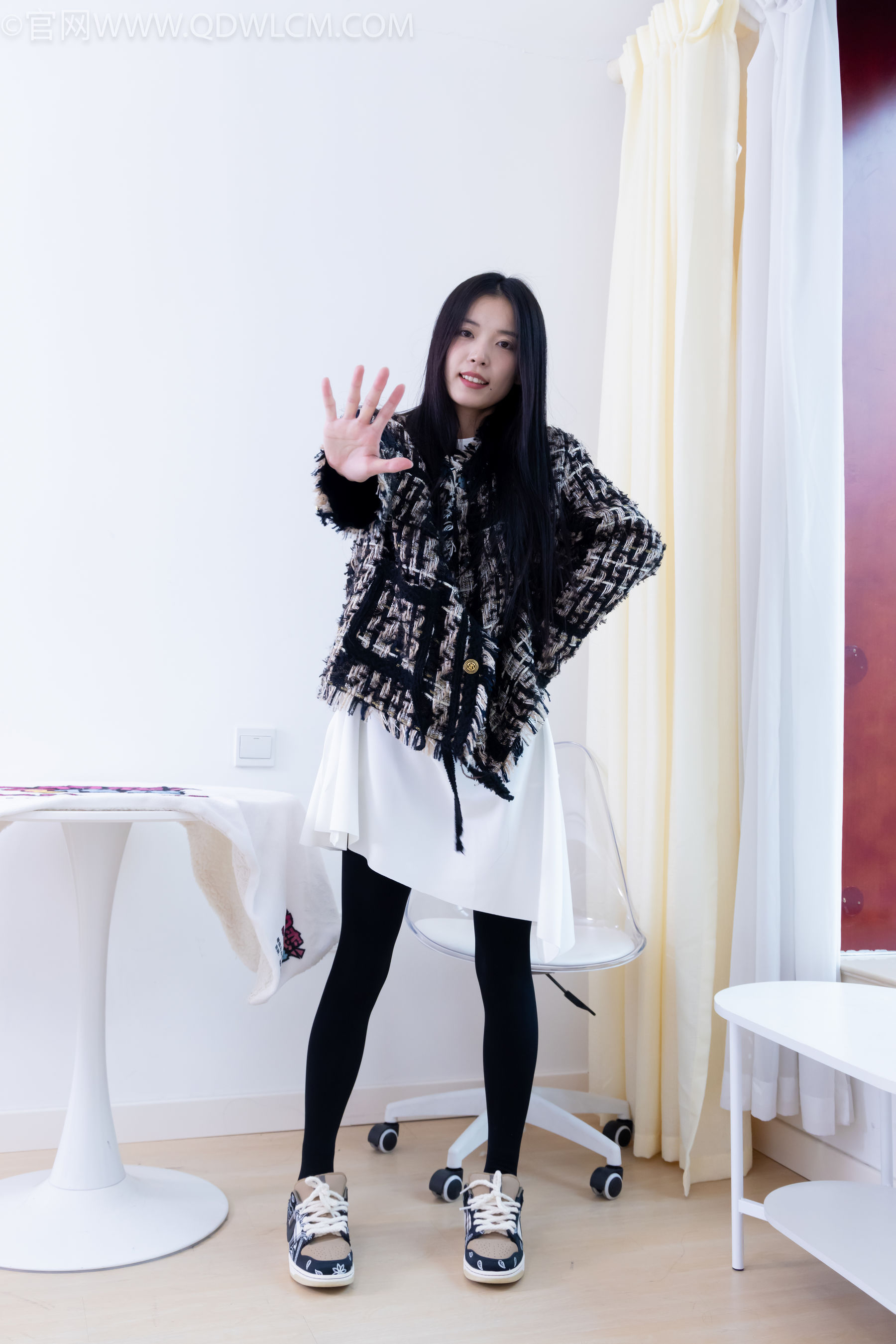 物恋传媒 No.2260 茯苓 -板鞋、黑色踩脚裤、白棉袜/(156P)