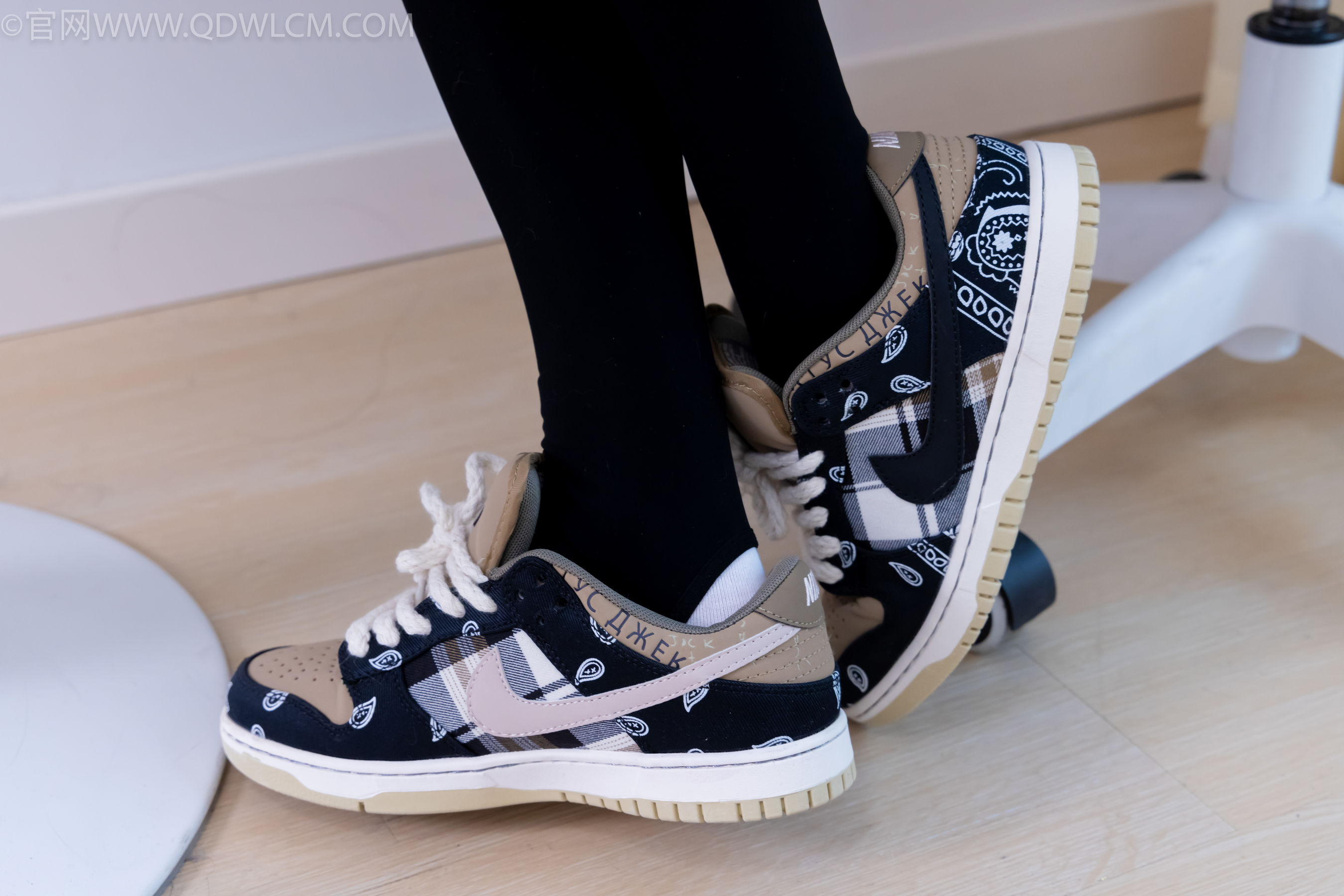 物恋传媒 No.2260 茯苓 -板鞋、黑色踩脚裤、白棉袜/(156P)