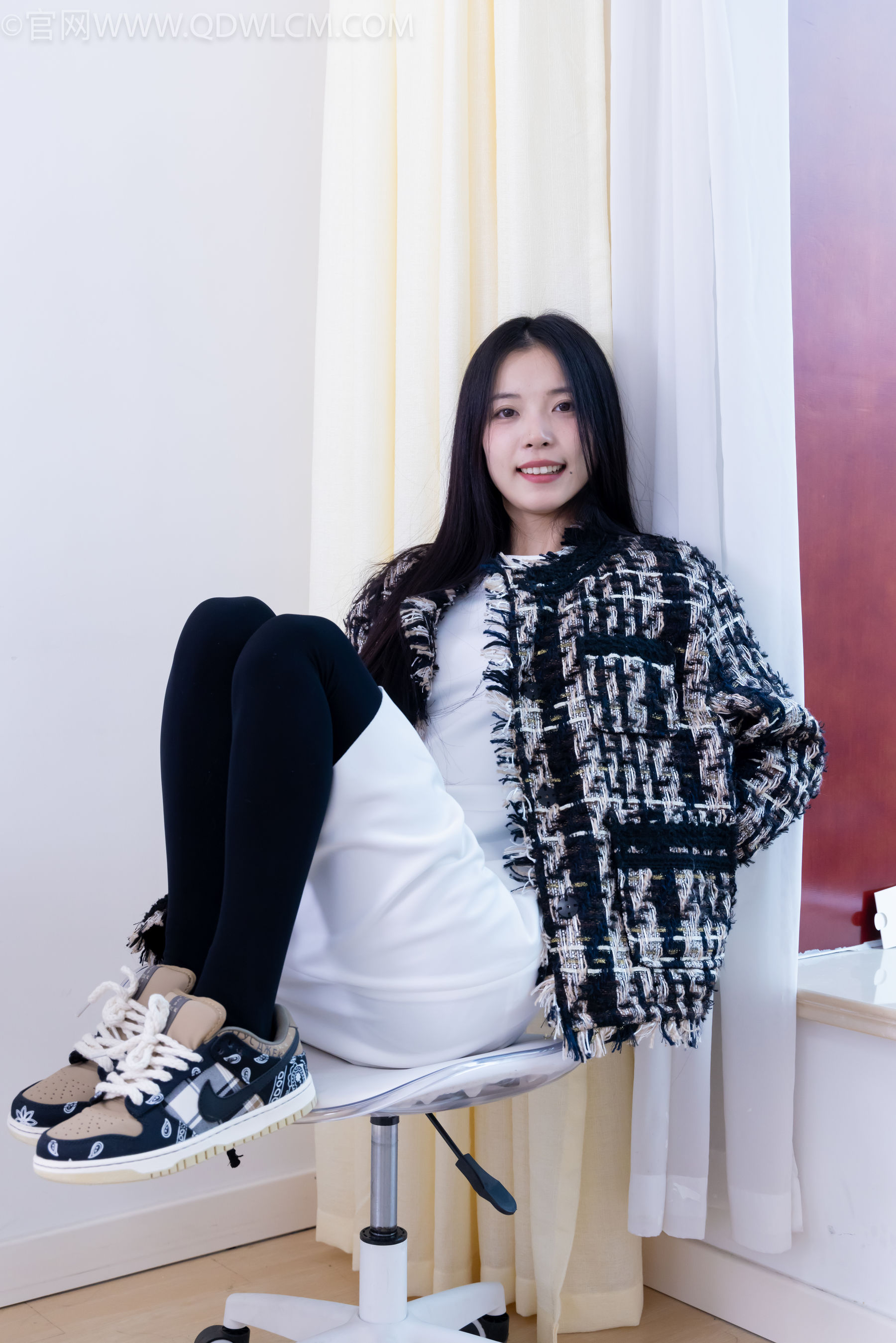 物恋传媒 No.2260 茯苓 -板鞋、黑色踩脚裤、白棉袜/(156P)