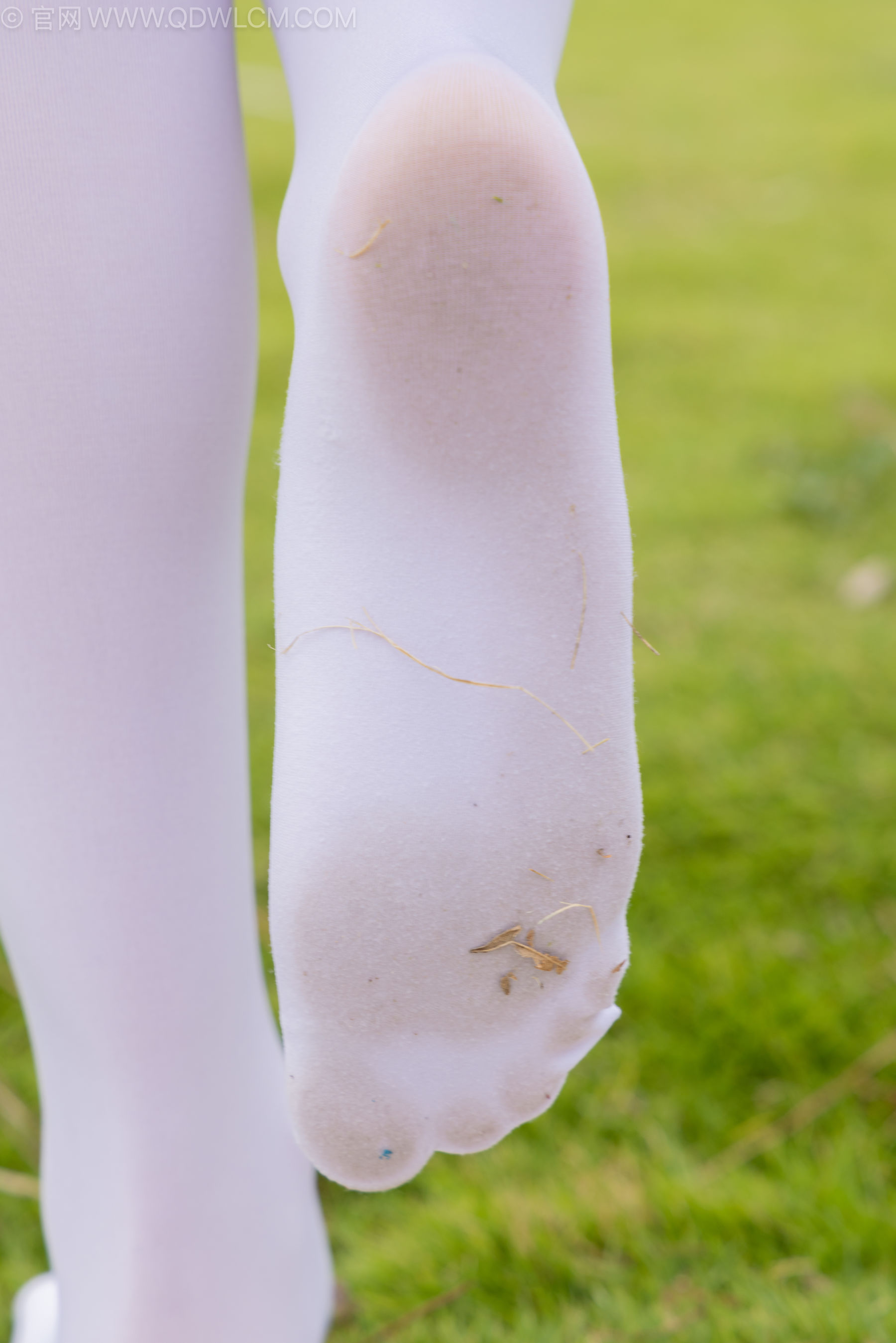 物恋传媒 No.2242 闪闪 -板鞋、厚白丝、户外草地公园沙滩脱鞋丝袜走路剧情/(155P)