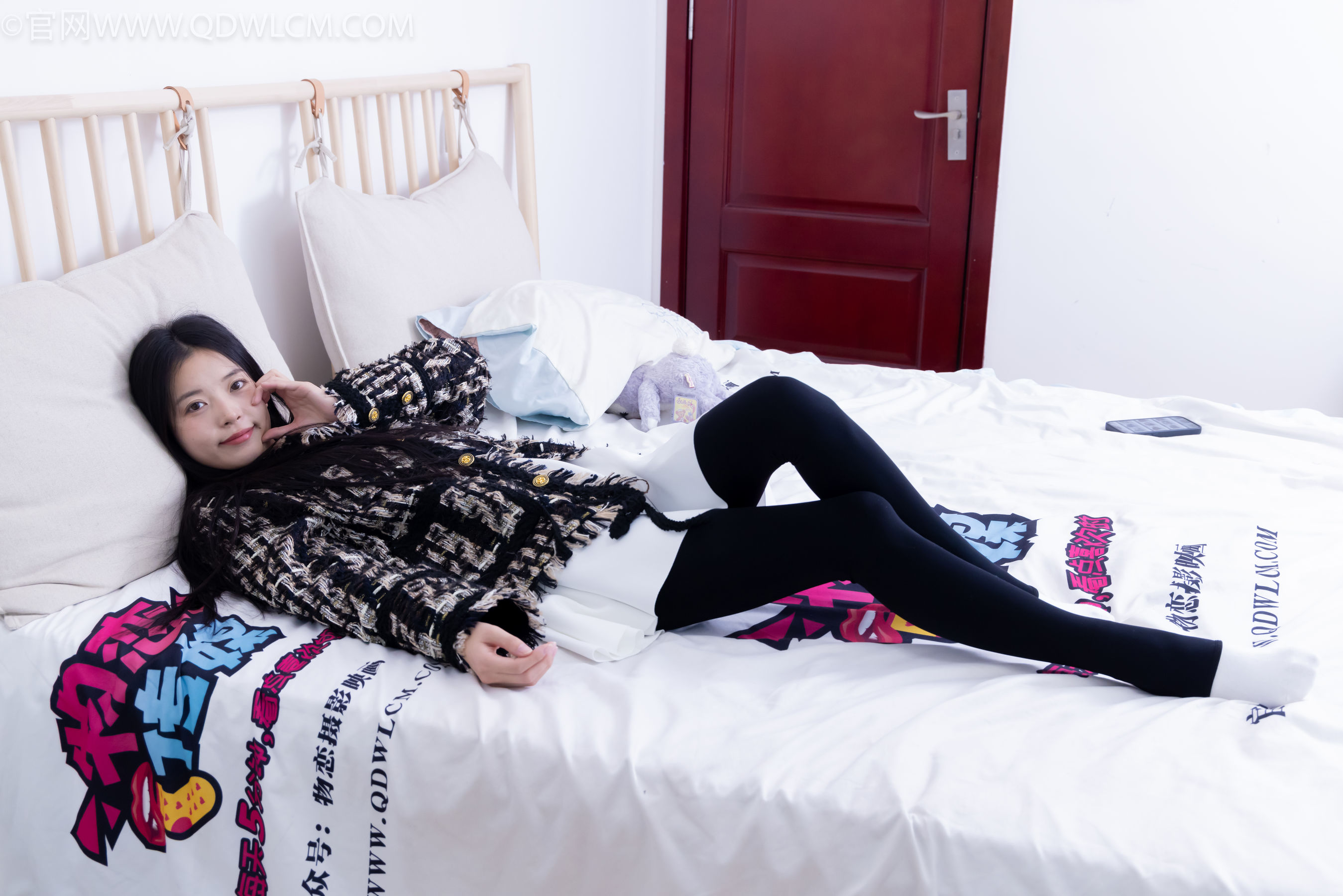 物恋传媒 No.2260 茯苓 -板鞋、黑色踩脚裤、白棉袜/(156P)