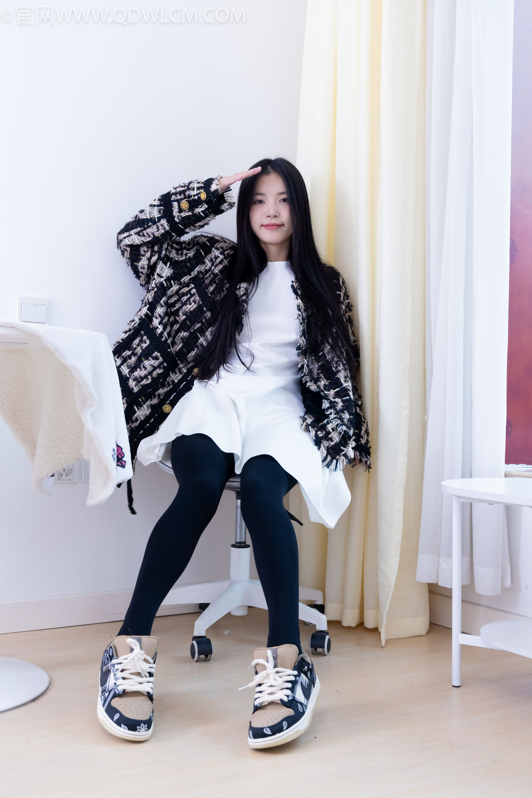 物恋传媒 No.2260 茯苓 -板鞋、黑色踩脚裤、白棉袜/(156P)