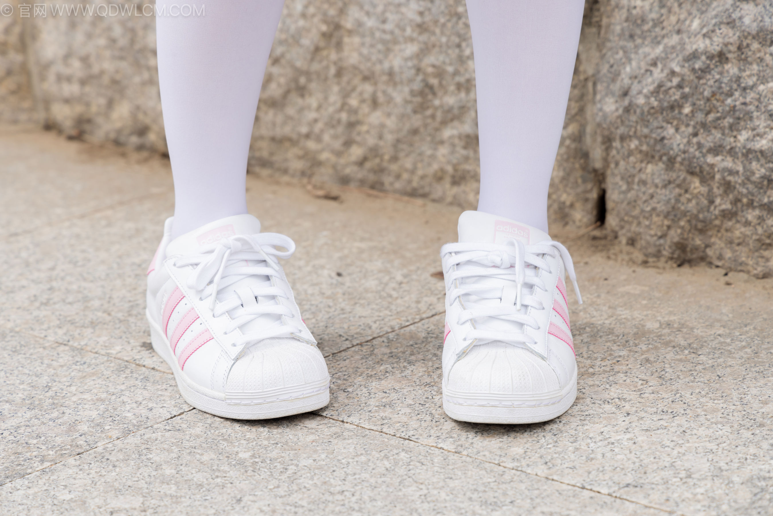 物恋传媒 No.2242 闪闪 -板鞋、厚白丝、户外草地公园沙滩脱鞋丝袜走路剧情/(155P)