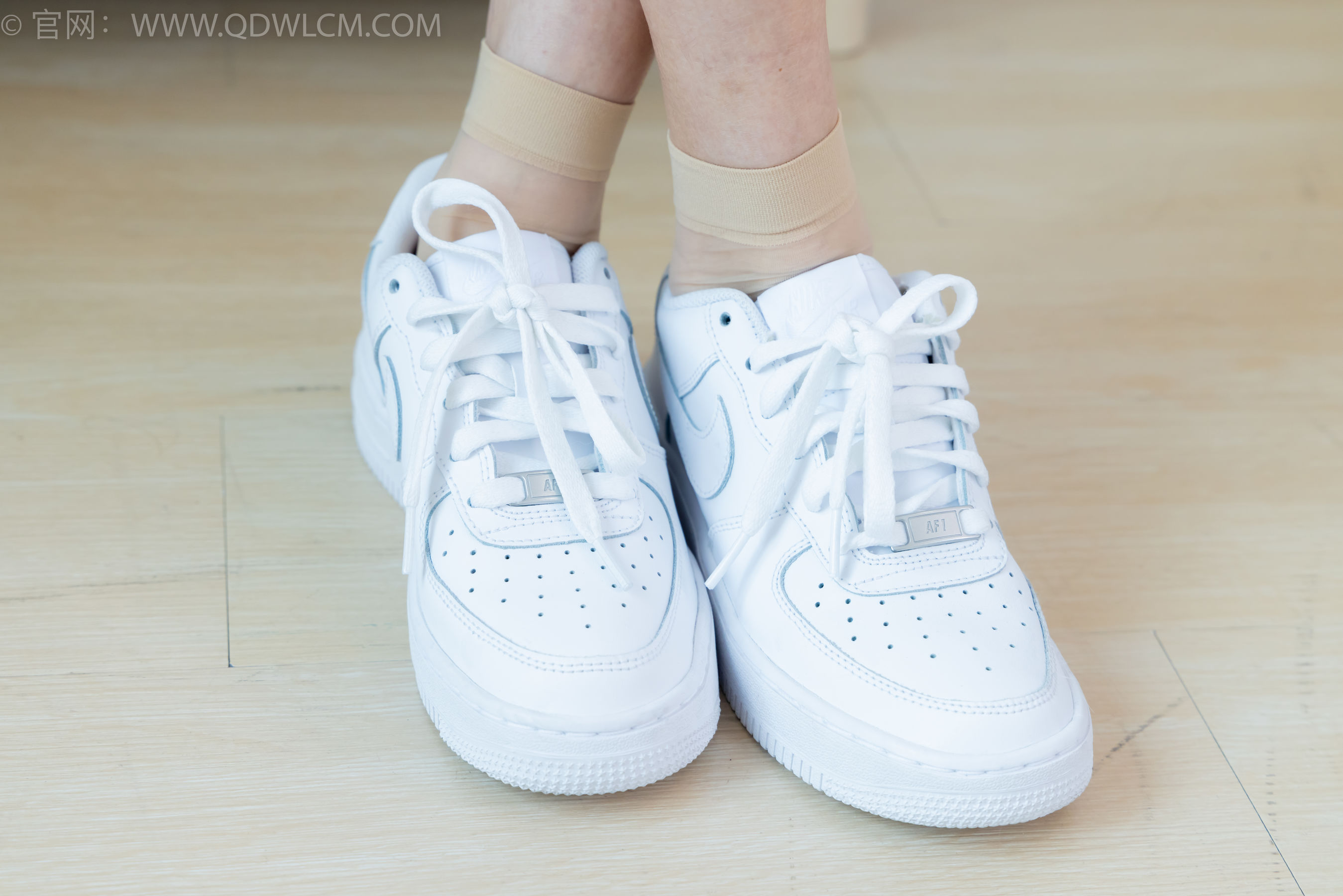 物恋传媒 No.2245 茯苓 -板鞋、短款薄肉丝、裸足/(190P)