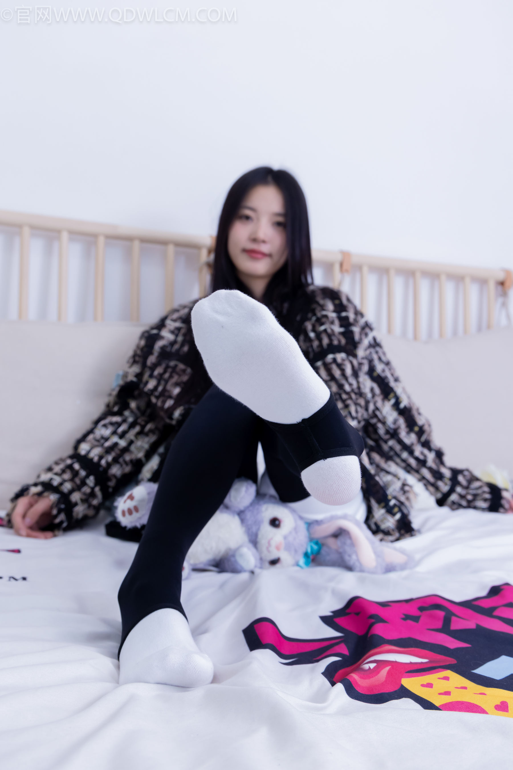 物恋传媒 No.2260 茯苓 -板鞋、黑色踩脚裤、白棉袜/(156P)