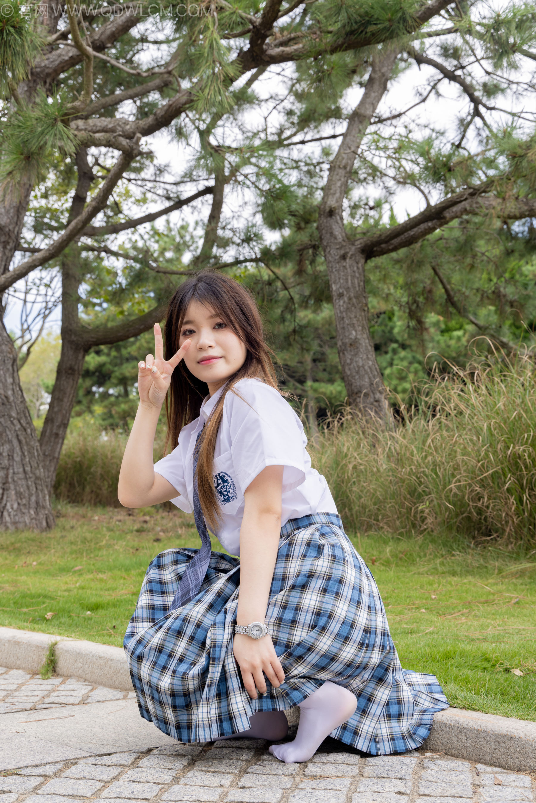 物恋传媒 No.2242 闪闪 -板鞋、厚白丝、户外草地公园沙滩脱鞋丝袜走路剧情/(155P)