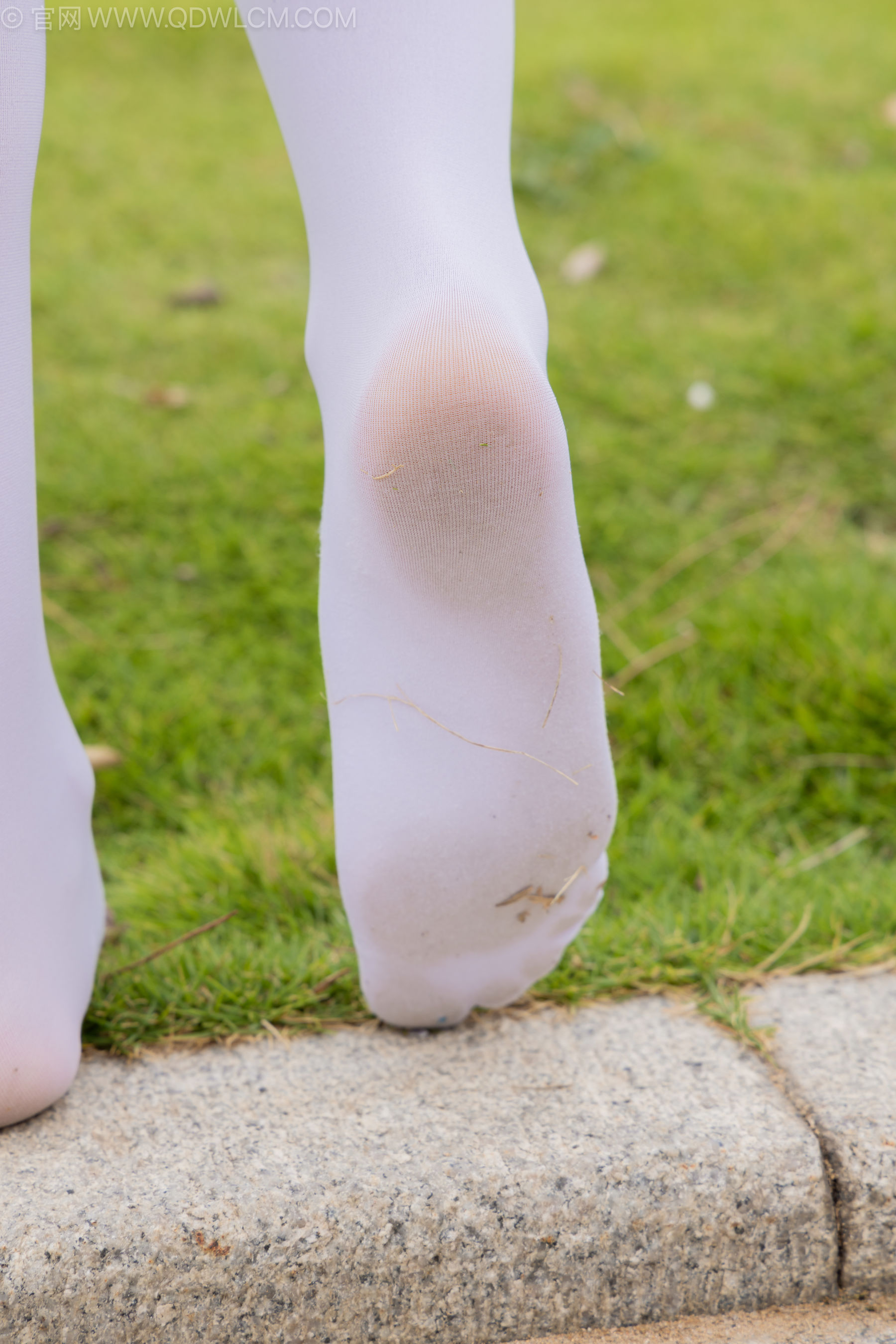 物恋传媒 No.2242 闪闪 -板鞋、厚白丝、户外草地公园沙滩脱鞋丝袜走路剧情/(155P)