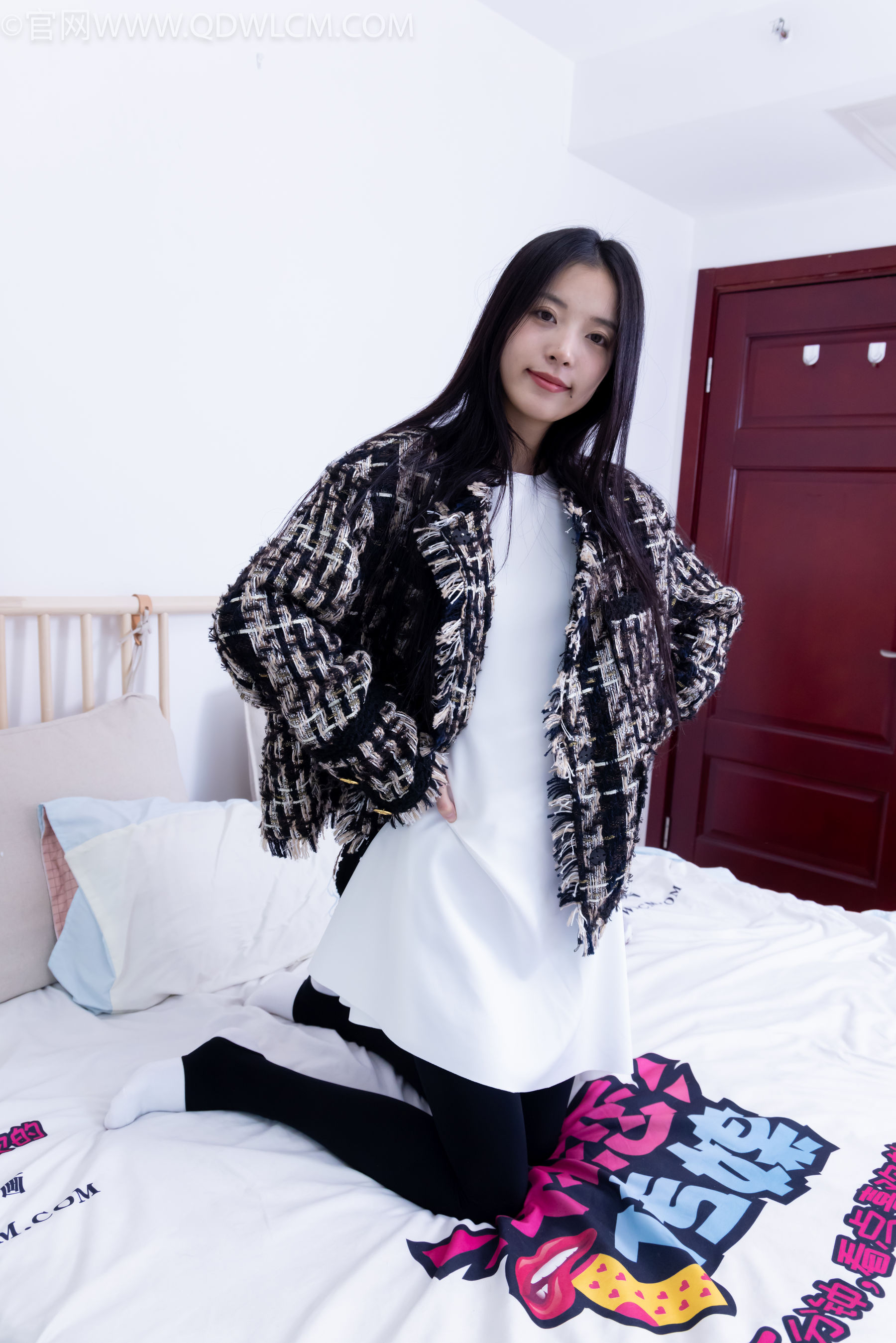 物恋传媒 No.2260 茯苓 -板鞋、黑色踩脚裤、白棉袜/(156P)