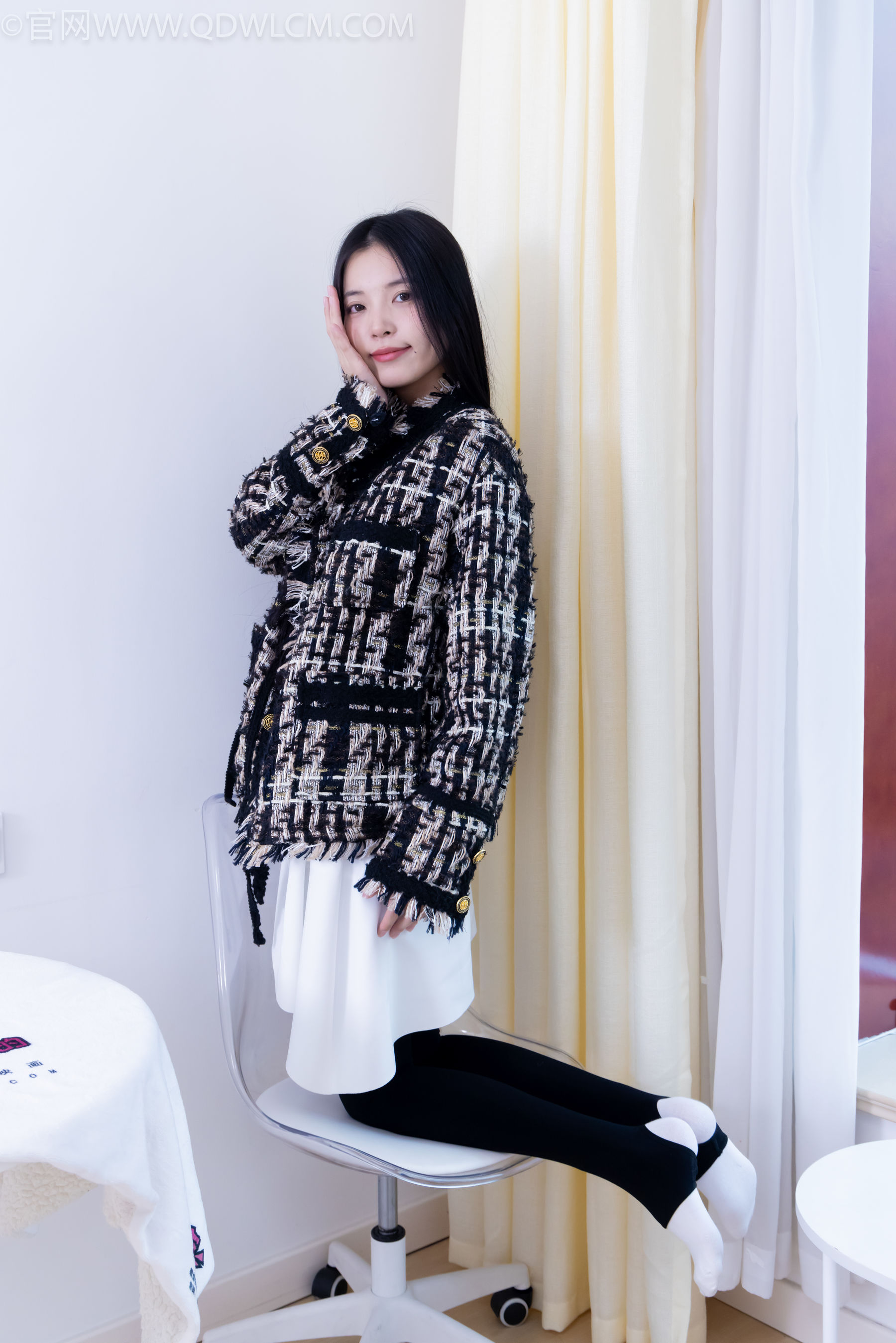 物恋传媒 No.2260 茯苓 -板鞋、黑色踩脚裤、白棉袜/(156P)