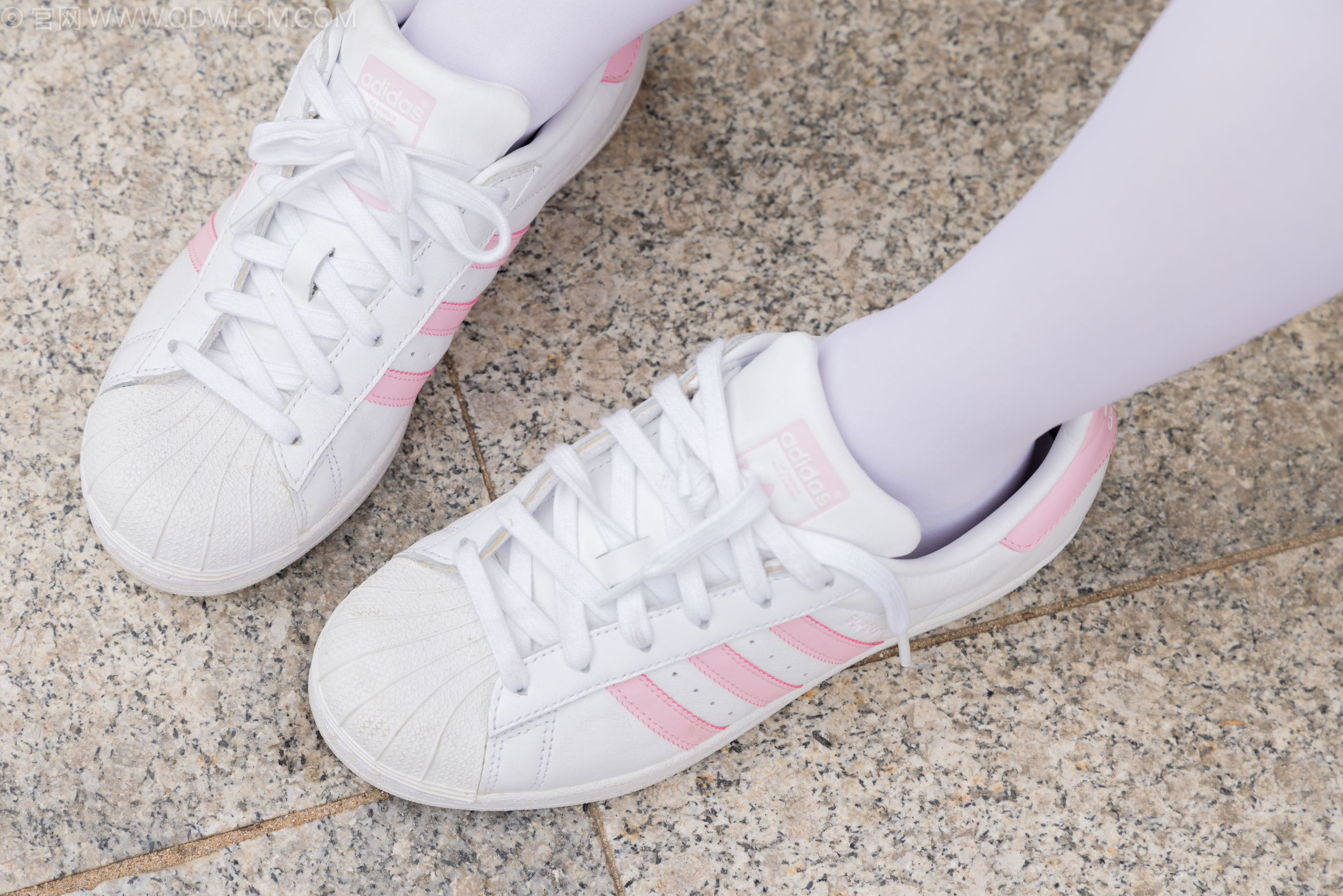 物恋传媒 No.2242 闪闪 -板鞋、厚白丝、户外草地公园沙滩脱鞋丝袜走路剧情/(155P)