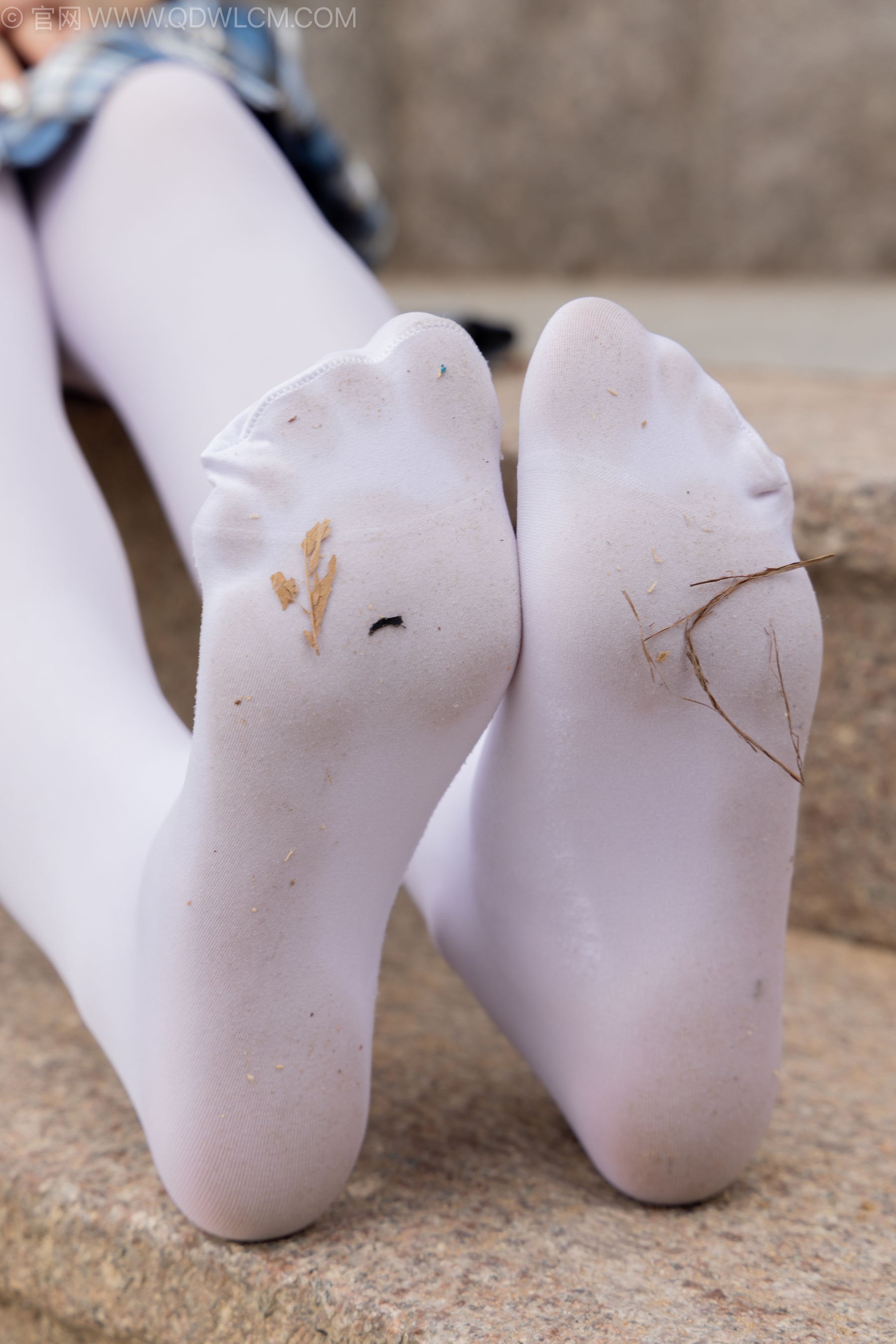 物恋传媒 No.2242 闪闪 -板鞋、厚白丝、户外草地公园沙滩脱鞋丝袜走路剧情/(155P)