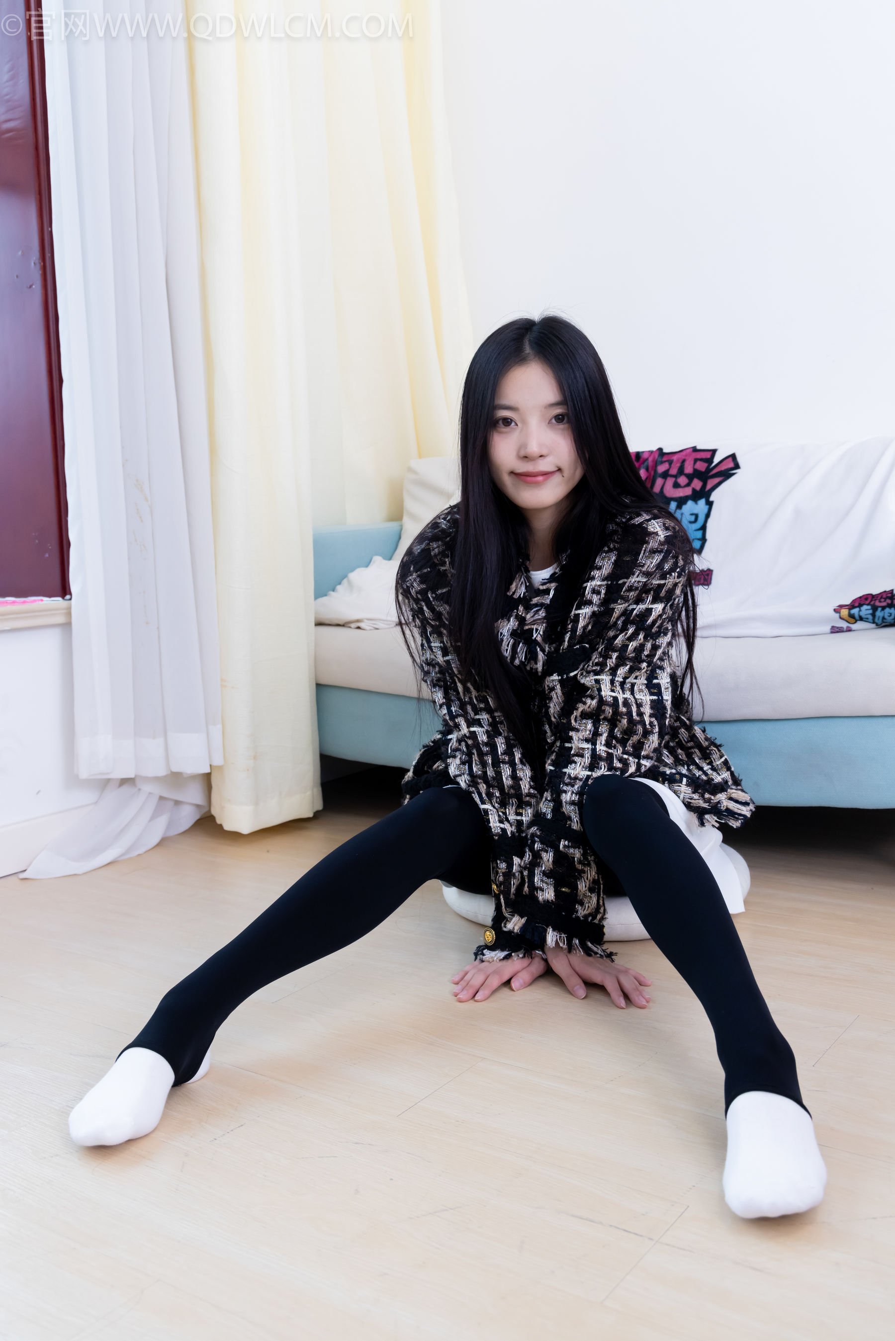 物恋传媒 No.2260 茯苓 -板鞋、黑色踩脚裤、白棉袜/(156P)