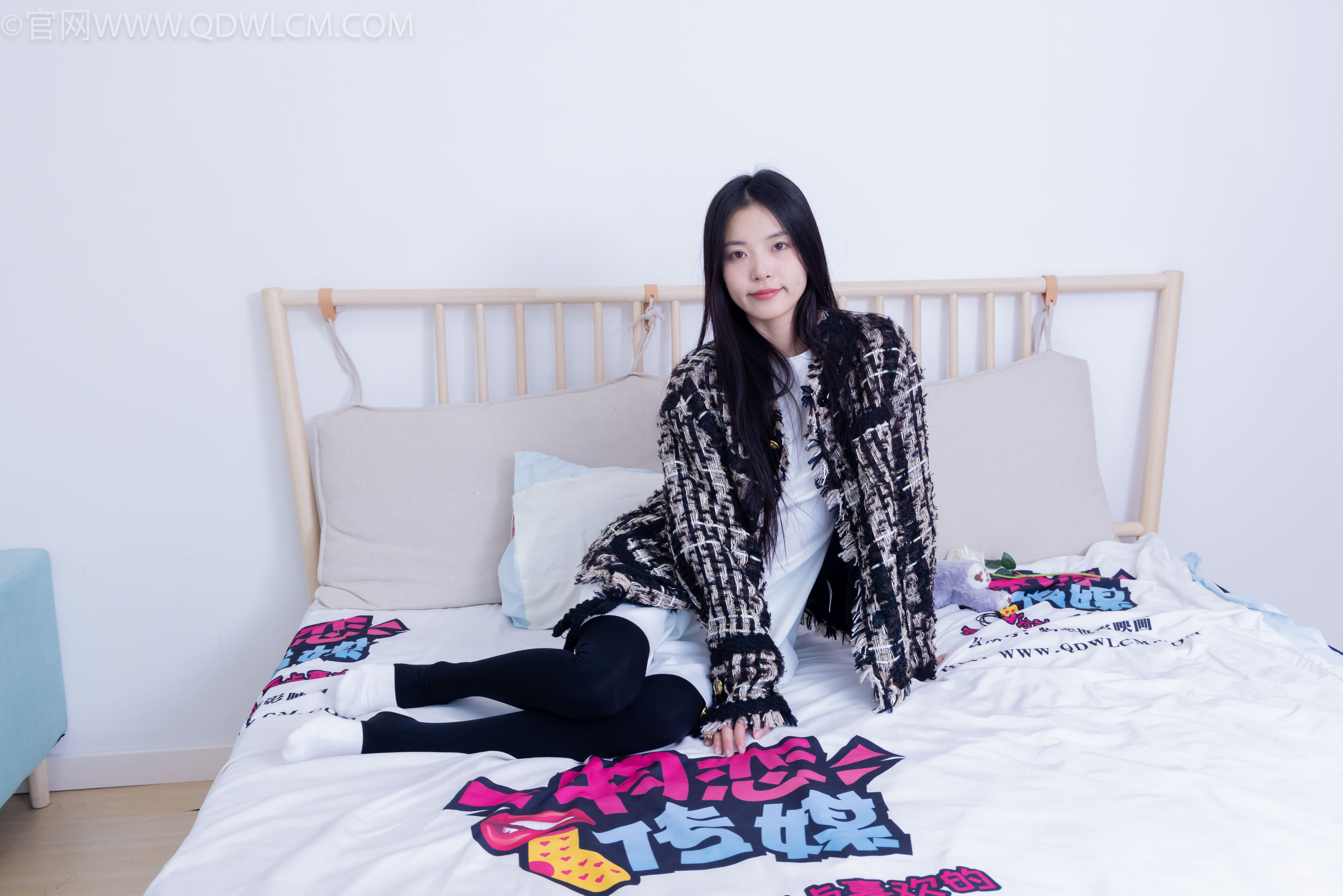 物恋传媒 No.2260 茯苓 -板鞋、黑色踩脚裤、白棉袜/(156P)