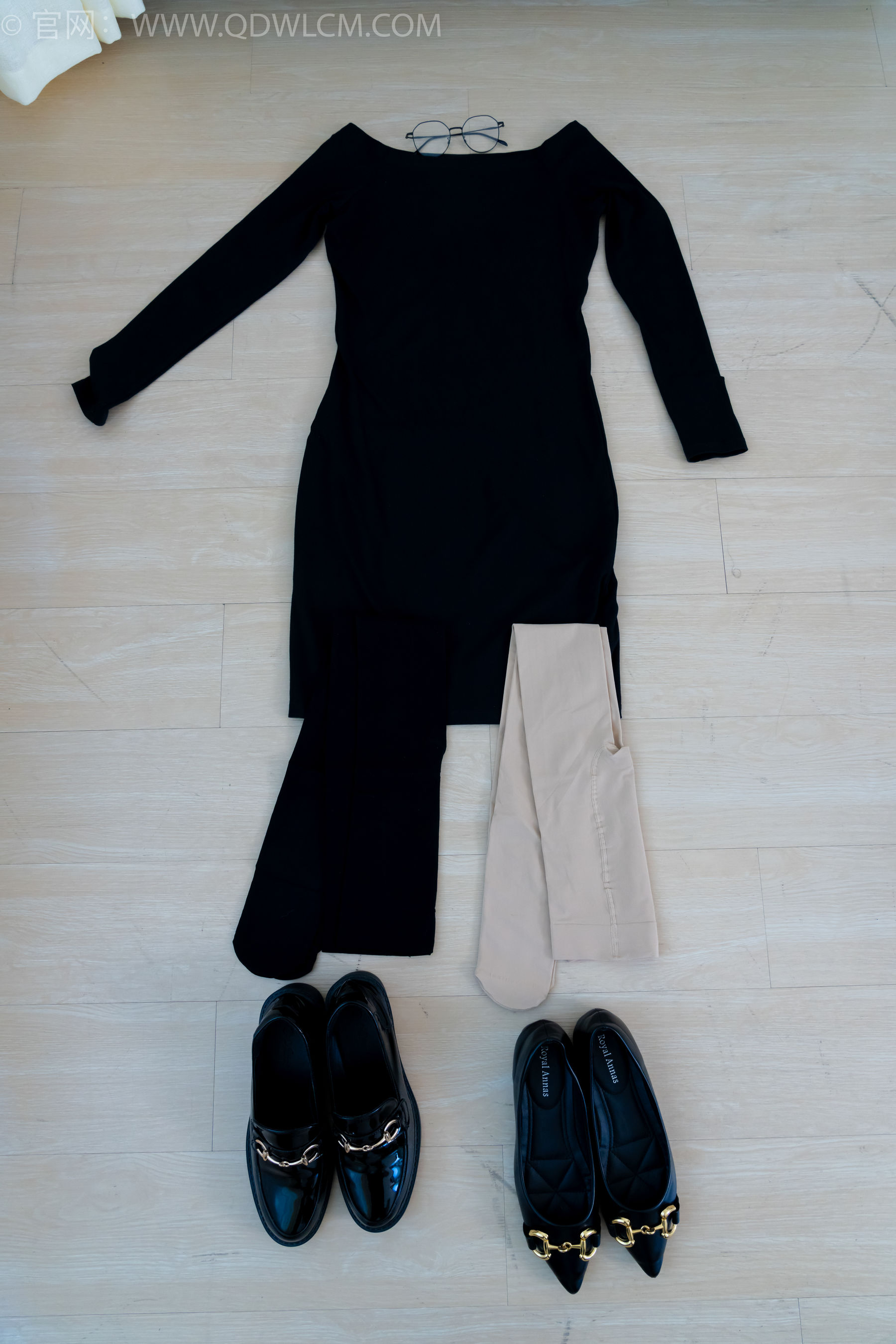 物恋传媒 No.2256 茯苓 -平底鞋、厚肉丝、厚黑丝、皮筋绑脚和挠脚心剧情/(220P)