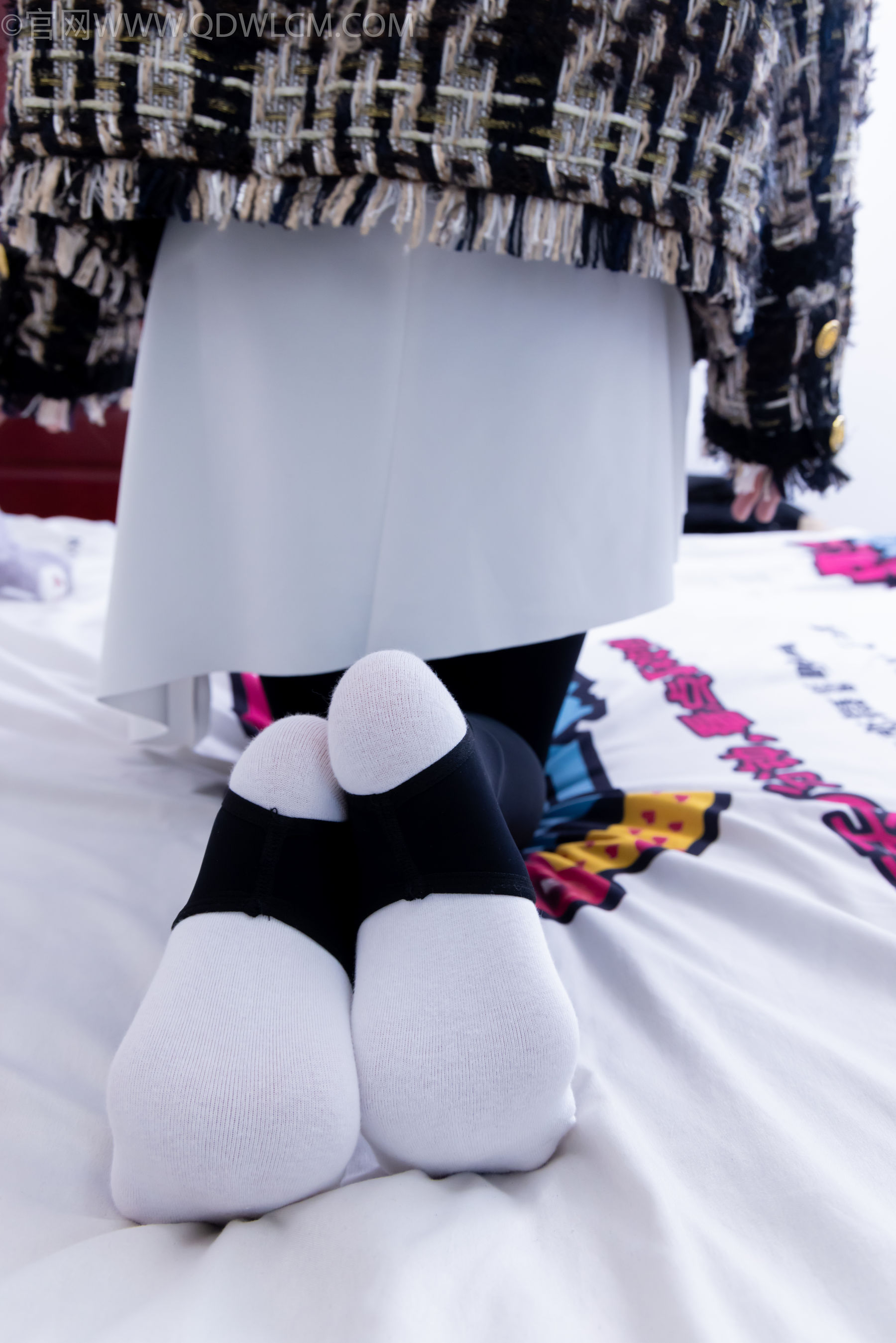 物恋传媒 No.2260 茯苓 -板鞋、黑色踩脚裤、白棉袜/(156P)