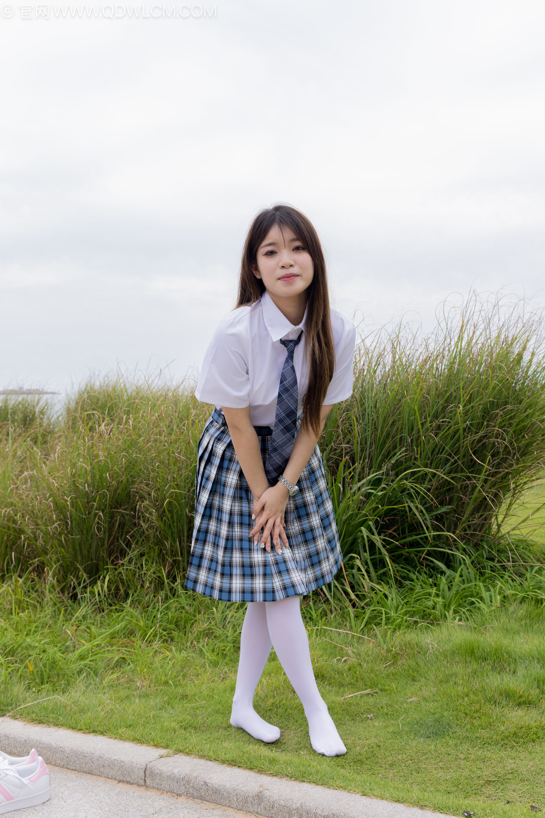 物恋传媒 No.2242 闪闪 -板鞋、厚白丝、户外草地公园沙滩脱鞋丝袜走路剧情/(155P)